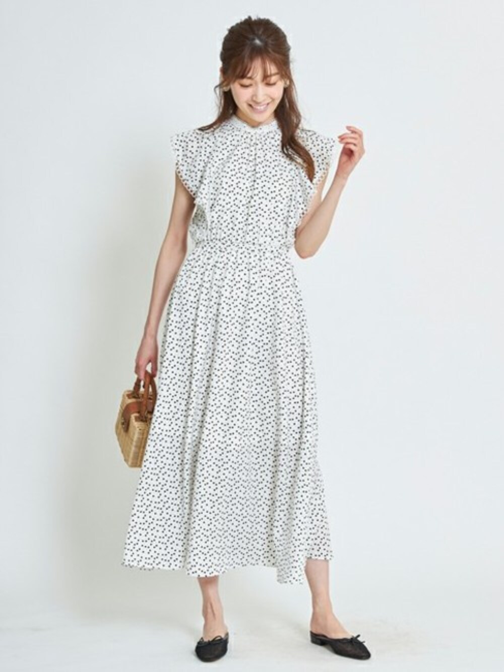 「フリル、ドット柄、フェミニン、ホワイトコーデ、ハート柄、マキシ丈ワンピース、tocco、大人ガーリー、プチハイネック、toccocloset」｜「tocco closetのラインレース装飾ハートドット柄マキシワンピース（ワンピース、ホワイト系）」を使った、tocco closet_zozotownさん（レディース・165cm）の春コーディネートの1枚目の写真