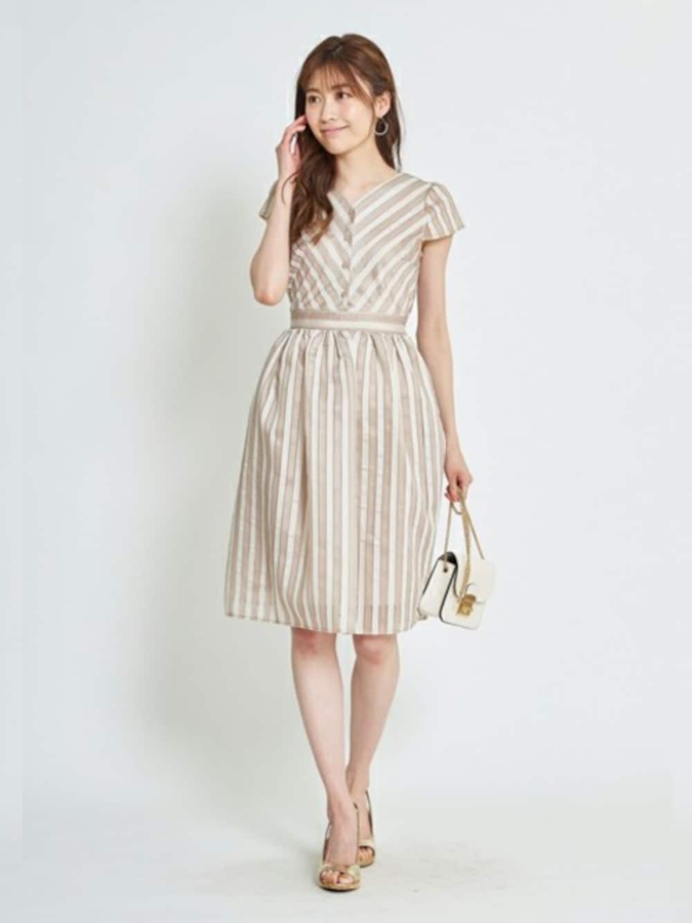 「ワンピース、ベージュ、ストライプ、大人コーデ、フェミニン、春コーデ、シアー、tocco、フレアワンピース、toccocloset」｜「tocco closetのシアーストライプワンピース（ワンピース、ベージュ系）」を使った、tocco closet_zozotownさん（レディース・165cm）の春コーディネートの1枚目の写真