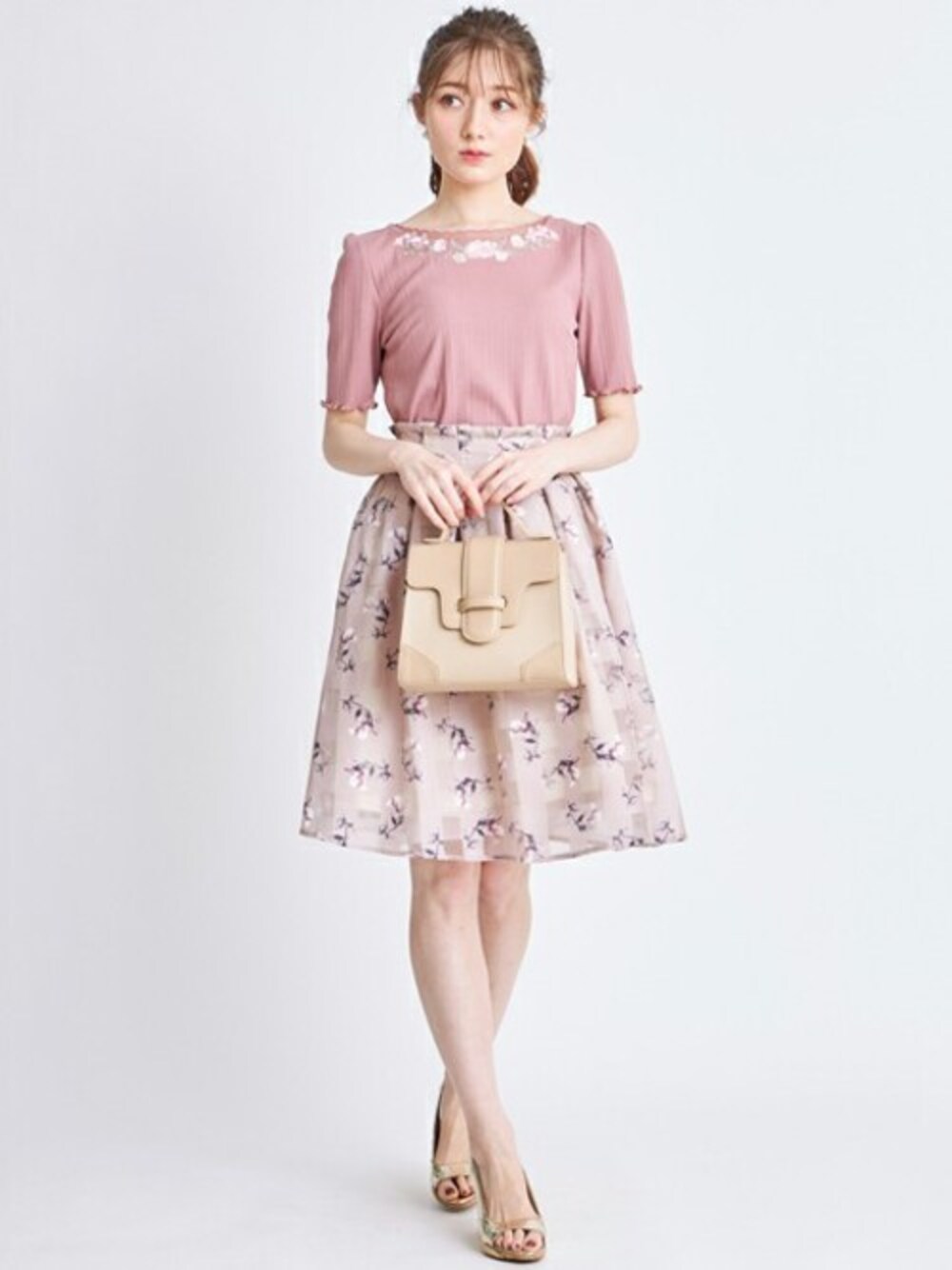 「フラワー、ピンク、刺繍、トップス、フェミニン、夏コーデ、スカラップ、tocco、大人ガーリー、toccocloset」｜「tocco closetのフラワー刺繍入りスカラップチュールネックリブカットプルオーバー（その他トップス、ピンク系）」を使った、tocco closet_zozotownさん（レディース・163cm）の春コーディネートの1枚目の写真