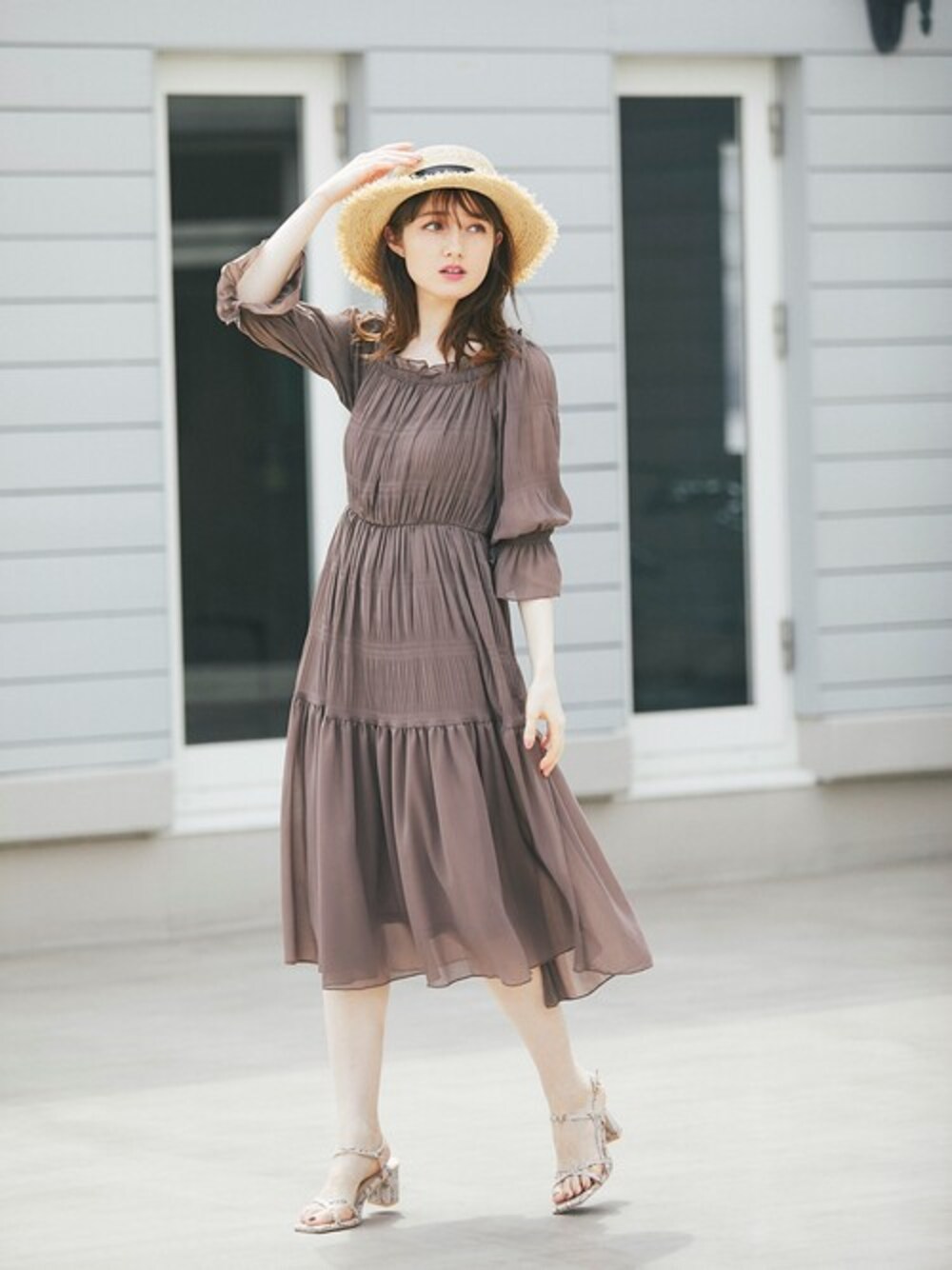 「ワンピース、トレンド、ブラウン、フェミニン、オフショル、夏コーデ、tocco、toccocloset、キャンディスリーブ、マジョリカプリーツ」｜「tocco closetのキャンディスリーブマジョリカプリーツワンピース（ワンピース、ブラウン系）」を使った、tocco closet_zozotownさん（レディース・163cm）の夏コーディネートの1枚目の写真