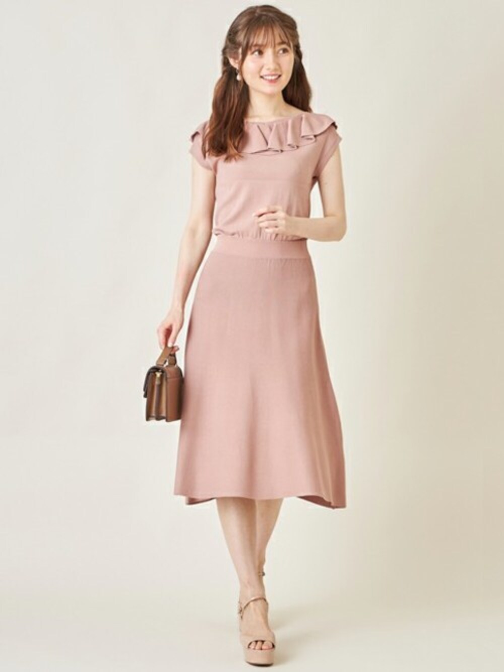 「ワンピース、ピンク、リボン、フリル、２ＷＡＹ、フェミニン、夏コーデ、tocco、大人ガーリー、toccocloset」｜「tocco closetの取り外し可能なシフォンリボン付き前後２WAYラッフルフリルシャリ感ニットワンピース（ワンピース、ピンク系）」を使った、tocco closet_zozotownさん（レディース・163cm）の夏コーディネートの1枚目の写真