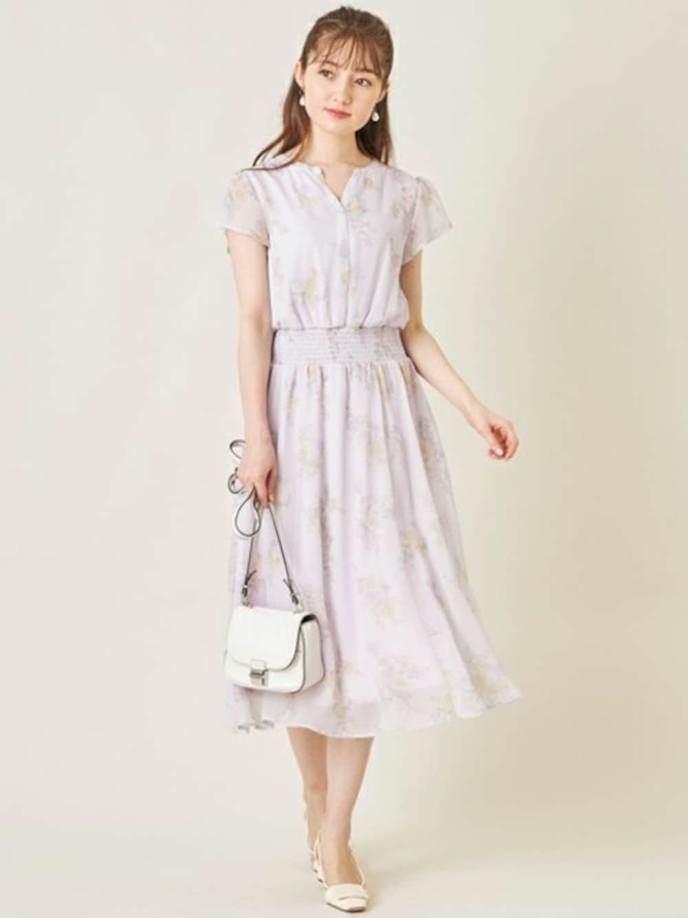 「ワンピース、花柄、シフォン、ラベンダー、フラワープリント、フェミニン、夏コーデ、tocco、大人ガーリー、toccocloset」｜「tocco closetのウエストシャーリングフラワープリントシフォンワンピース（ワンピース、パープル系）」を使った、tocco closet_zozotownさん（レディース・163cm）の夏コーディネートの1枚目の写真