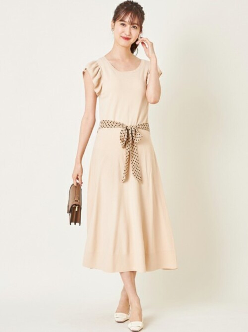 「ワンピース、ベージュ、リボン、ニットワンピース、２ＷＡＹ、フェミニン、夏コーデ、tocco、大人ガーリー、toccocloset」｜「tocco closetのドットシフォンりぼん付き前後２WAYパール＆フリル装飾スカラップニットワンピース（ワンピース、ベージュ系）」を使った、tocco closet_zozotownさん（レディース・169cm）の夏コーディネートの1枚目の写真
