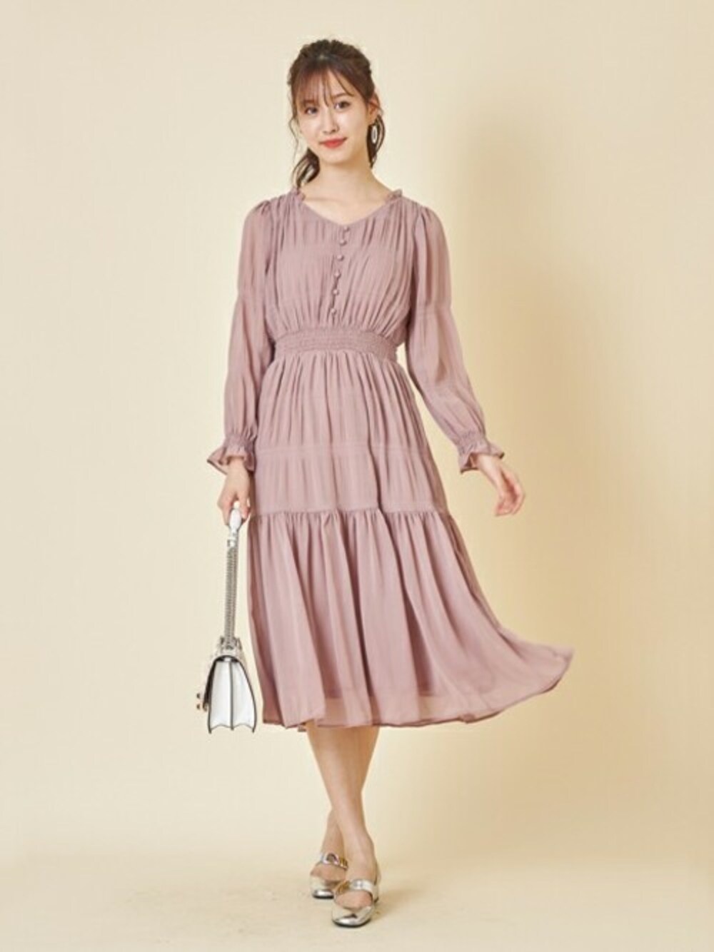 「ワンピース、トレンド、ピンク、ガーリー、フェミニン、tocco、秋コーデ、toccocloset、マジョリカプリーツ」｜「tocco closetのフロント飾り釦付きマジョリカプリーツワンピース（ワンピース、ピンク系）」を使った、tocco closet_zozotownさん（レディース・169cm）の夏コーディネートの1枚目の写真