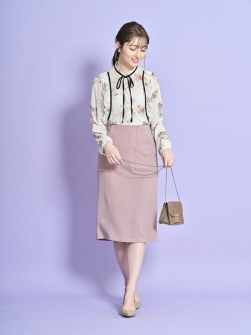 「ブラウス、花柄、リボン、フェミニン、ボウタイ、春コーデ、オフィスカジュアル、tocco、大人ガーリー、toccocloset」｜「tocco closetのりぼん＆フリル付き配色ライン入りパール釦フラワープリントブラウス（シャツ/ブラウス、ホワイト系）」を使った、tocco closet_zozotownさん（レディース・163cm）の冬コーディネートの1枚目の写真