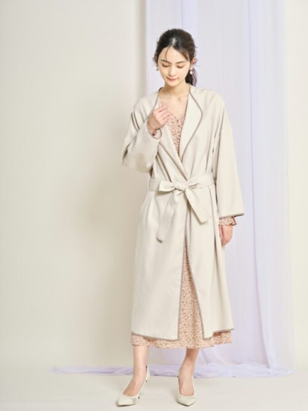 「大人カジュアル、プチプラ、フェミニン、春アウター、春コーデ、カジュアルコーデ、tocco、toccocloset、ニュアンスカラー、パイピングコート」｜「tocco closetの【ZOZO限定】ウエストりぼん付き配色ライン入りスプリングコート（トレンチコート、ホワイト系）」を使った、tocco closet_zozotownさん（レディース・160cm）の冬コーディネートの1枚目の写真