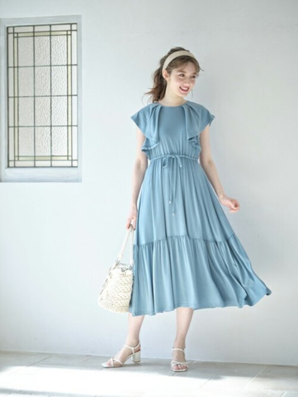 「ブルー、フリル、マキシワンピース、フェミニン、プチプラコーデ、夏コーデ、カジュアルガーリー、tocco、toccocloset、リラクシー」｜「tocco closetのウエストりぼん付きラッフルフリルカットソーワンピース（ワンピース、その他）」を使った、tocco closet_zozotownさん（レディース・163cm）の春コーディネートの1枚目の写真