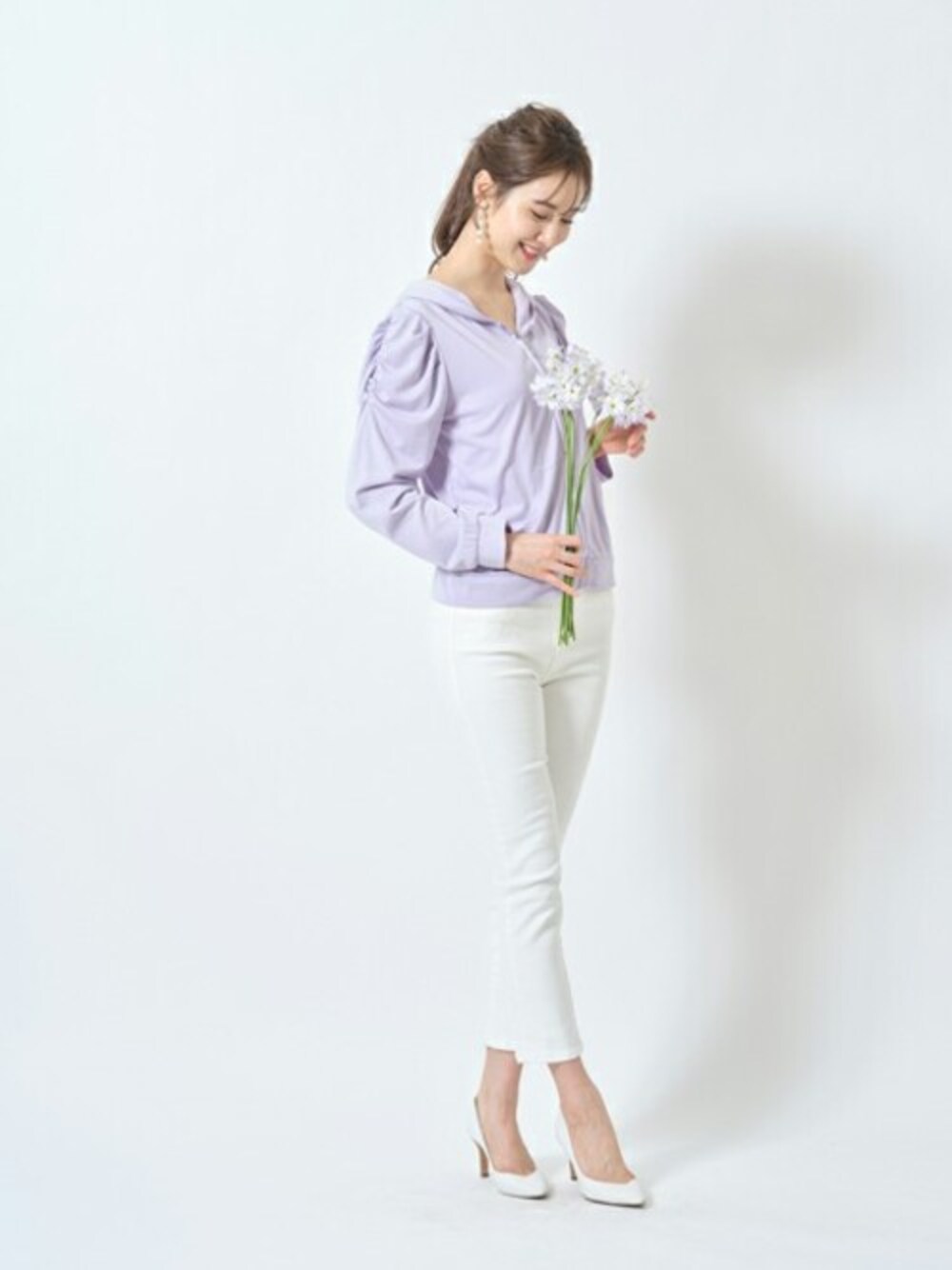 「トレンド、パーカー、プチプラ、ラベンダー、フェミニン、カジュアルガーリー、tocco、パワーショルダー、ＵＶカット、toccocloset」｜「tocco closetのクリアビジュー付きパワーショルダーパーカー（パーカー、パープル系）」を使った、tocco closet_zozotownさん（レディース・169cm）の春コーディネートの1枚目の写真