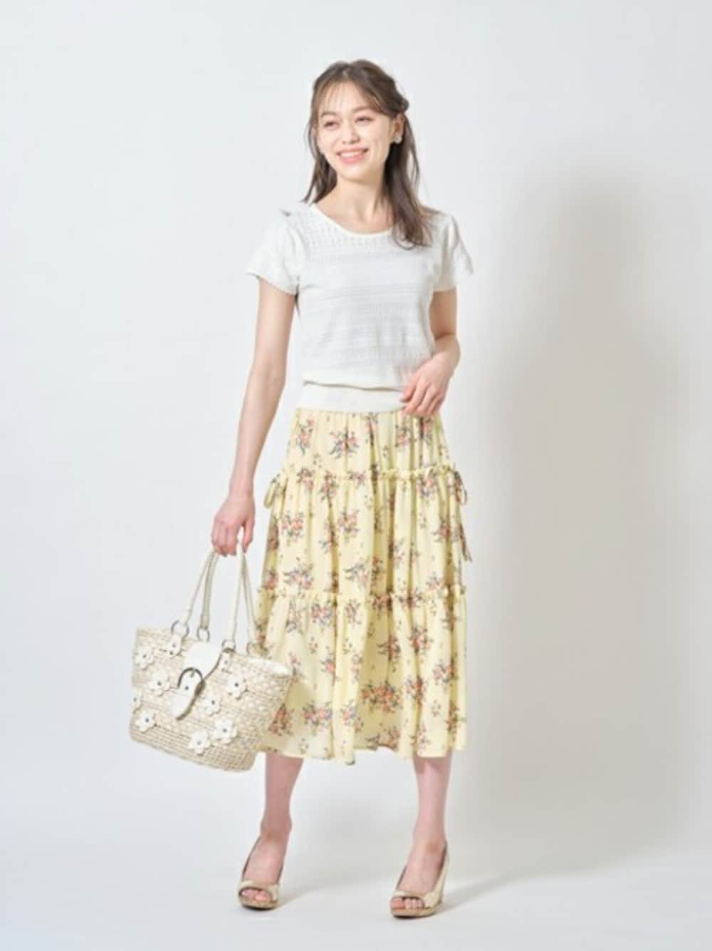 「イエロー、花柄、プチプラ、フェミニン、ビタミンカラー、夏コーデ、tocco、大人ガーリー、ティアード、toccocloset」｜「tocco closetのサイドりぼん付きフリル装飾フラワープリントティアードスカート（スカート、イエロー系）」を使った、tocco closet_zozotownさん（レディース・164cm）の春コーディネートの1枚目の写真
