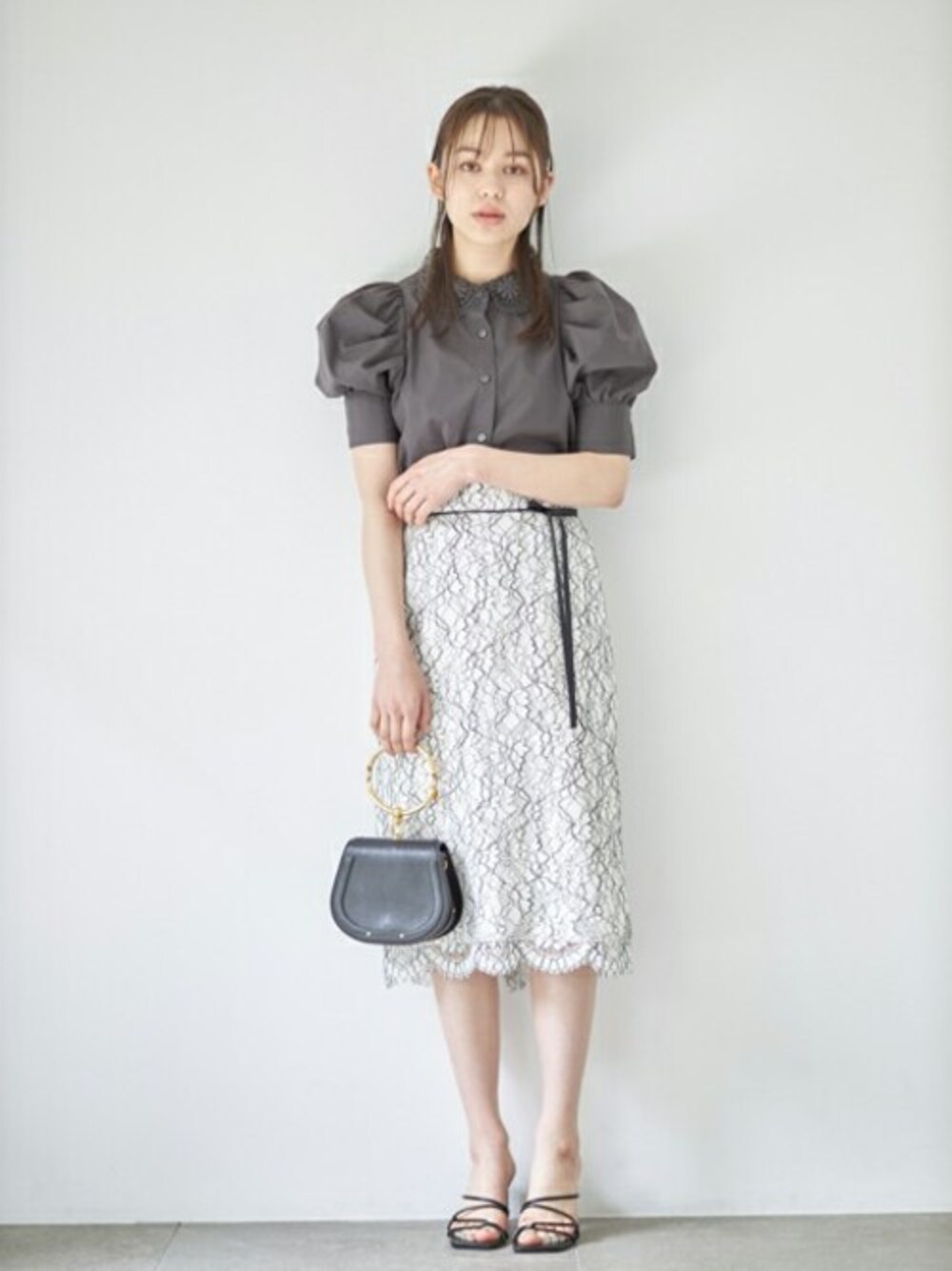 「ブラウス、トレンド、レース、プチプラ、フェミニン、チャコールグレー、オフィスカジュアル、tocco、toccocloset」｜「tocco closetの【ZOZO限定】フラワーレース襟つきパワーショルダーブラウス（シャツ/ブラウス、グレー系）」を使った、tocco closet_zozotownさん（レディース・164cm）の春コーディネートの1枚目の写真