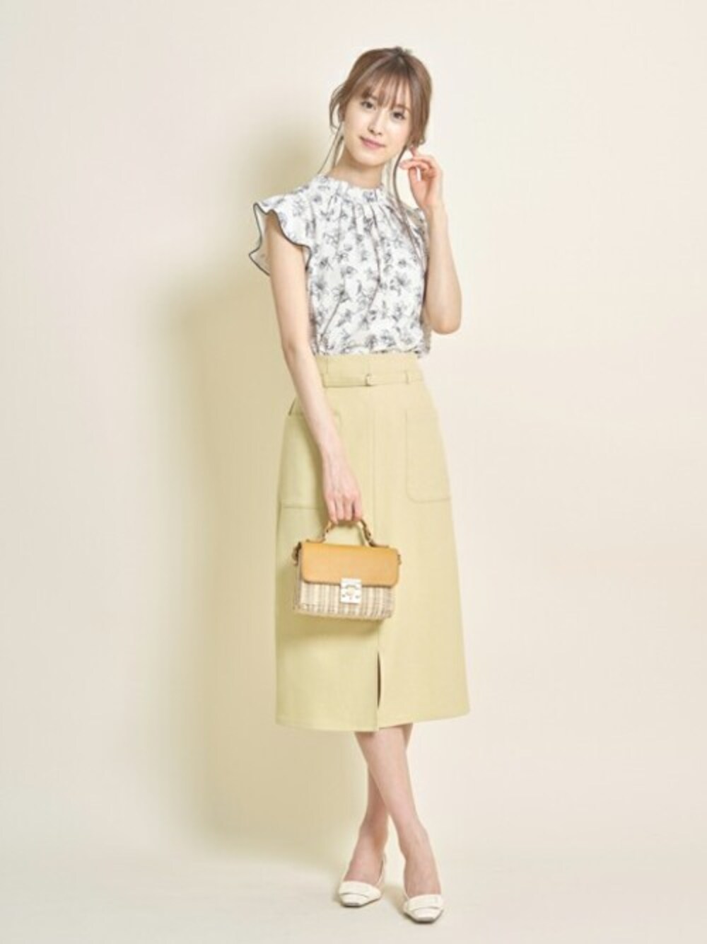 「ブラウス、花柄、フリル、プチプラ、フェミニン、夏コーデ、オフィスカジュアル、tocco、大人かわいい、toccocloset」｜「tocco closetの配色ライン入りペンシルフラワープリントタックブラウス（シャツ/ブラウス、ホワイト系）」を使った、tocco closet_zozotownさん（レディース・169cm）の春コーディネートの1枚目の写真