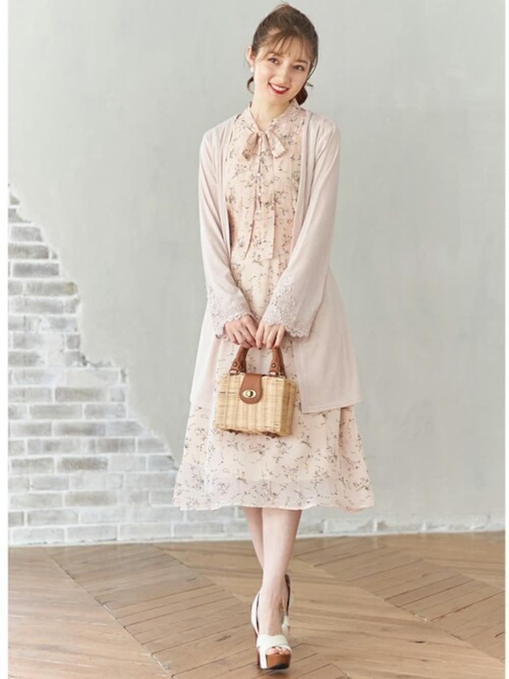 「カーディガン、レース、ガウン、プチプラ、フェミニン、夏コーデ、tocco、ＵＶカット、大人かわいい、toccocloset」｜「tocco closetのウエストりぼん付き袖口レース装飾ＵＶ加工ガウン（カーディガン/ボレロ、ピンク系）」を使った、tocco closet_zozotownさん（レディース・163cm）の春コーディネートの1枚目の写真