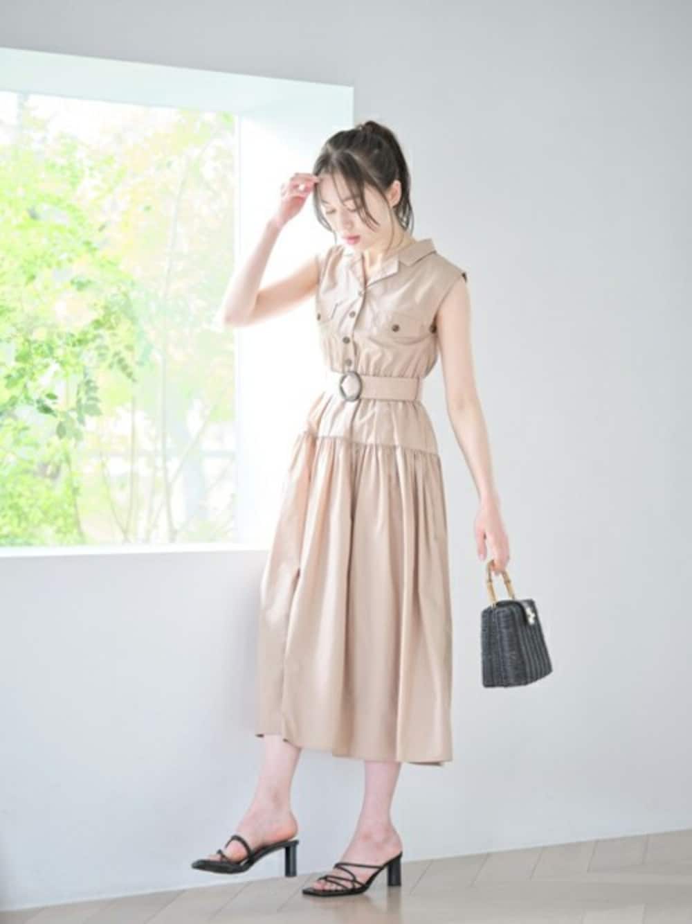 「ワンピース、ベージュ、プチプラ、フェミニン、夏コーデ、カジュアルガーリー、tocco、大人かわいい、toccocloset」｜「tocco closetのベルト付きギャザー切り替えトレンチライクワンピース（ワンピース、イエロー系）」を使った、tocco closet_zozotownさん（レディース・164cm）の春コーディネートの1枚目の写真