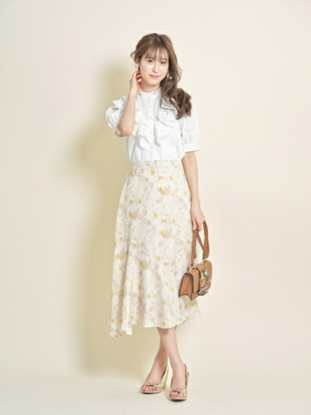 「トレンド、イエロー、フェミニン、夏コーデ、オフィスカジュアル、tocco、大人かわいい、ナロースカート、tocco closet、ニュアンスカラー」｜「tocco closetのニュアンスフラワープリント切り替えナロースカート（スカート、イエロー系）」を使った、tocco closet_zozotownさん（レディース・169cm）の夏コーディネートの1枚目の写真