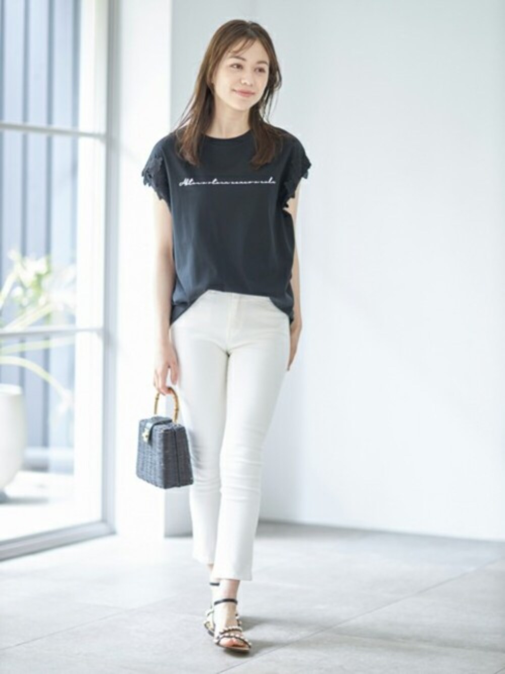 「カジュアル、レース、モノトーン、大人カジュアル、プチプラ、夏コーデ、tocco、おでかけコーデ、大人かわいい、tocco closet」｜「tocco closetの【限定】袖口フラワーレース装飾カットプルオーバー（Tシャツ/カットソー、ブラック系）」を使った、tocco closet_zozotownさん（レディース・164cm）の夏コーディネートの1枚目の写真