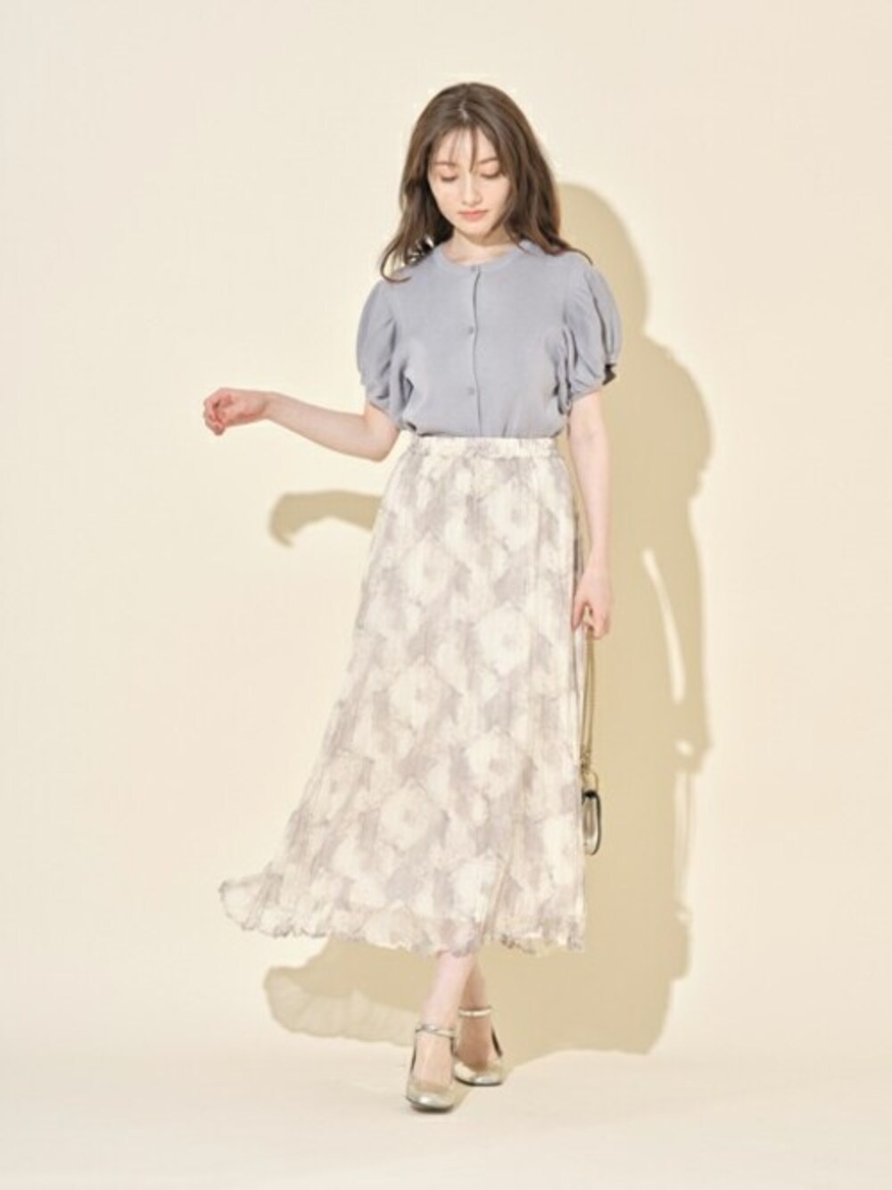 「プチプラ、プリーツスカート、フェミニン、夏コーデ、オフィスカジュアル、tocco、大人ガーリー、大人かわいい、toccocloset、ニュアンスカラー」｜「tocco closetの【ZOZO限定】ニュアンスプリントシアーロングスカート（スカート、ブルー系）」を使った、tocco closet_zozotownさん（レディース・163cm）の夏コーディネートの1枚目の写真