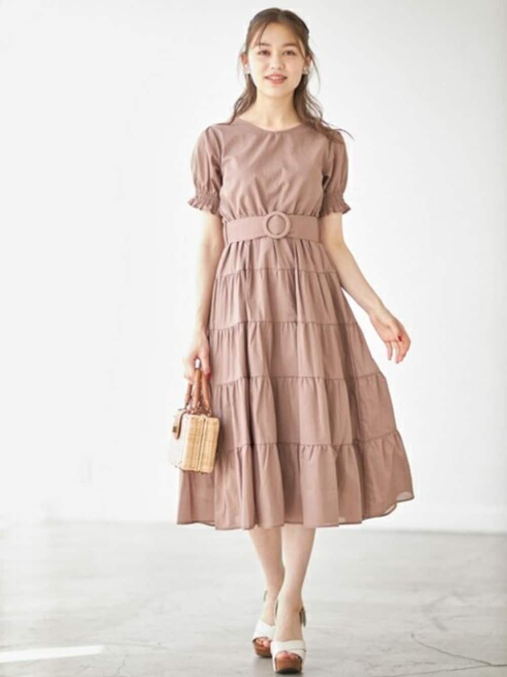 「ワンピース、プチプラ、フェミニン、コットン、tocco、大人ガーリー、ティアード、モカ、くすみカラー、toccocloset」｜「tocco closetのくるみバックルベルト付きパフスリーブティアードコットンワンピース（ワンピース、ブラウン系）」を使った、tocco closet_zozotownさん（レディース・164cm）の夏コーディネートの1枚目の写真