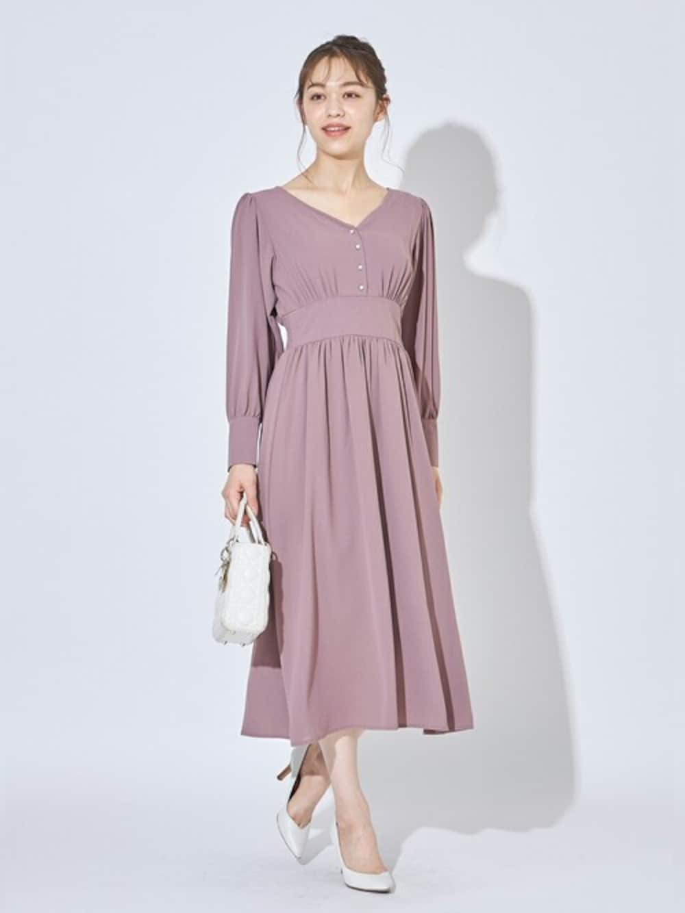 「ワンピース、プチプラ、tocco、おでかけコーデ、大人かわいい、大人フェミニン、くすみカラー、秋コーデ、toccocloset、リラクシー」｜「tocco closetの【限定】パール釦Ｖネックワンピース（ワンピース、パープル系）」を使った、tocco closet_zozotownさん（レディース・164cm）の夏コーディネートの1枚目の写真