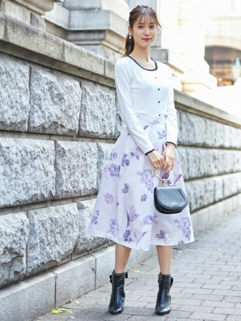 「ニット、ホワイト、モノトーン、お出かけコーデ、プチプラ、フェミニン、オフィススタイル、tocco、大人かわいい、toccocloset」｜「tocco closetの飾り釦付き配色センターリブニットプルオーバー（ニット/セーター、ホワイト系）」を使った、tocco closet_zozotownさん（レディース・169cm）の秋コーディネートの1枚目の写真