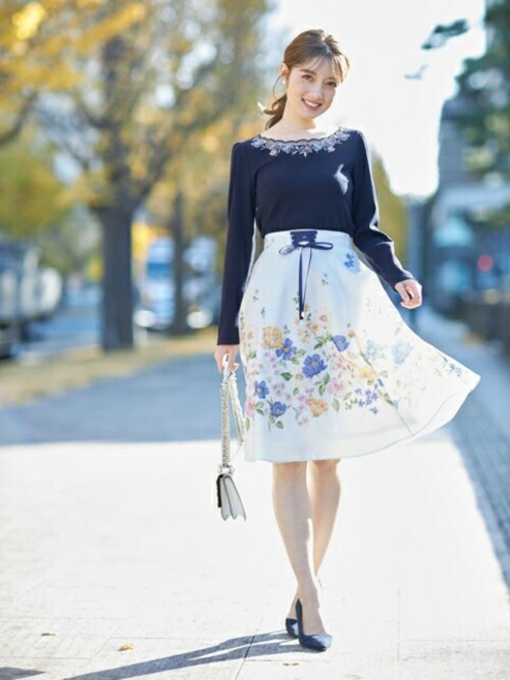 「ブルー、花柄、お出かけコーデ、プチプラ、フェミニン、春コーデ、オフィススタイル、tocco、大人かわいい、toccocloset」｜「tocco closetのウエストレースアップデザインフラワープリントフレアスカート（スカート、ブルー系）」を使った、tocco closet_zozotownさん（レディース・163cm）の冬コーディネートの1枚目の写真