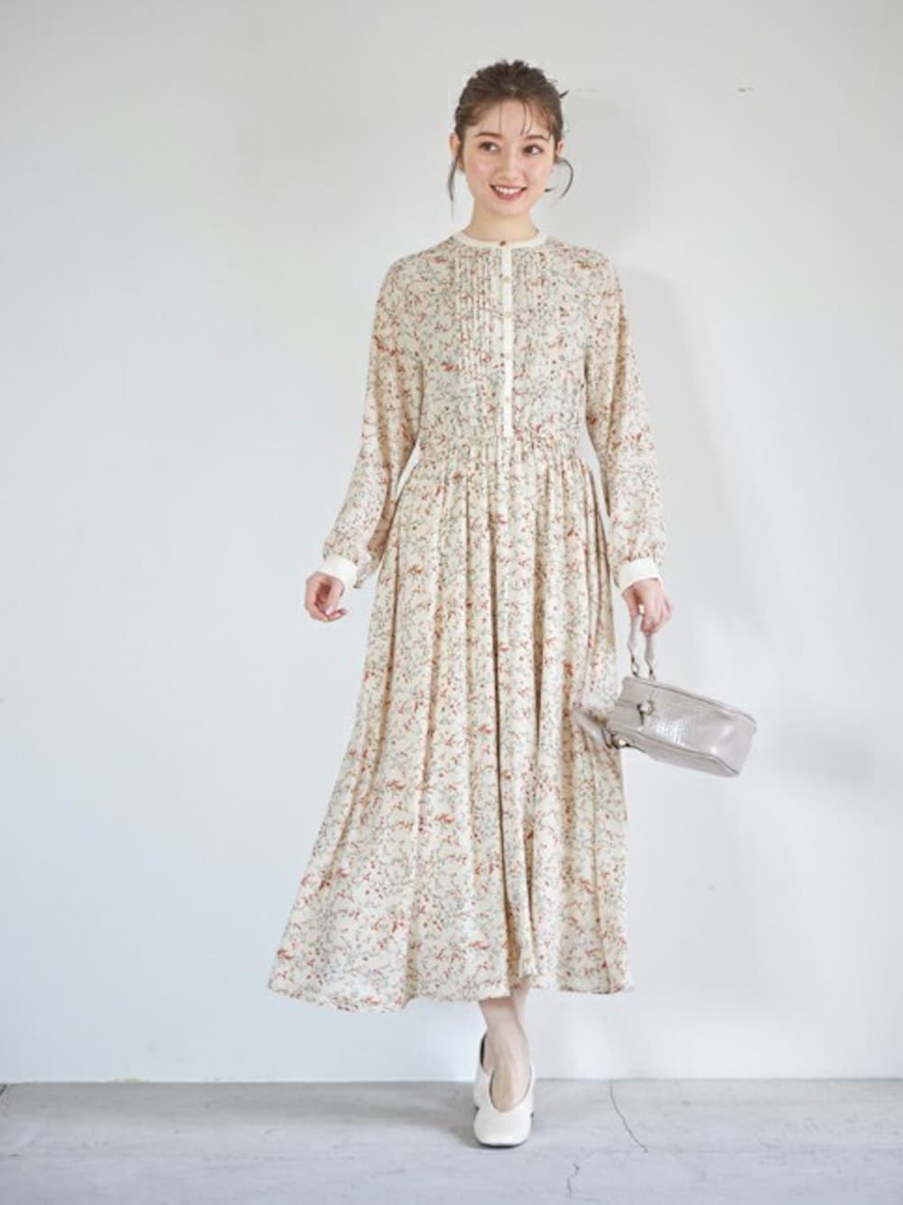 「ワンピース、ベージュ、花柄、プチプラ、フェミニン、tocco、大人ガーリー、おでかけコーデ、toccocloset、ニュアンスカラー」｜「tocco closetの【ZOZO限定】配色ライン入りフラワープリントロングワンピース（ワンピース、ベージュ系）」を使った、tocco closet_zozotownさん（レディース・163cm）の冬コーディネートの1枚目の写真