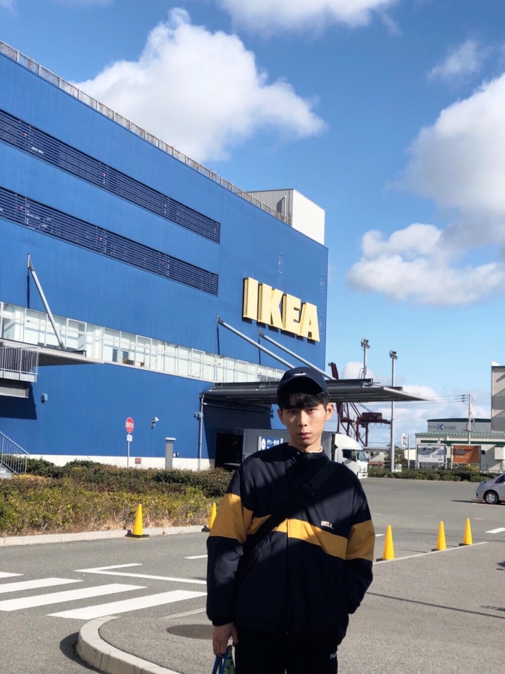 「IKEA」｜「UCLAのアイテム（ジャケット/アウター、ブルー系）」を使った、sikaさん（メンズ・179cm）の冬コーディネートの1枚目の写真
