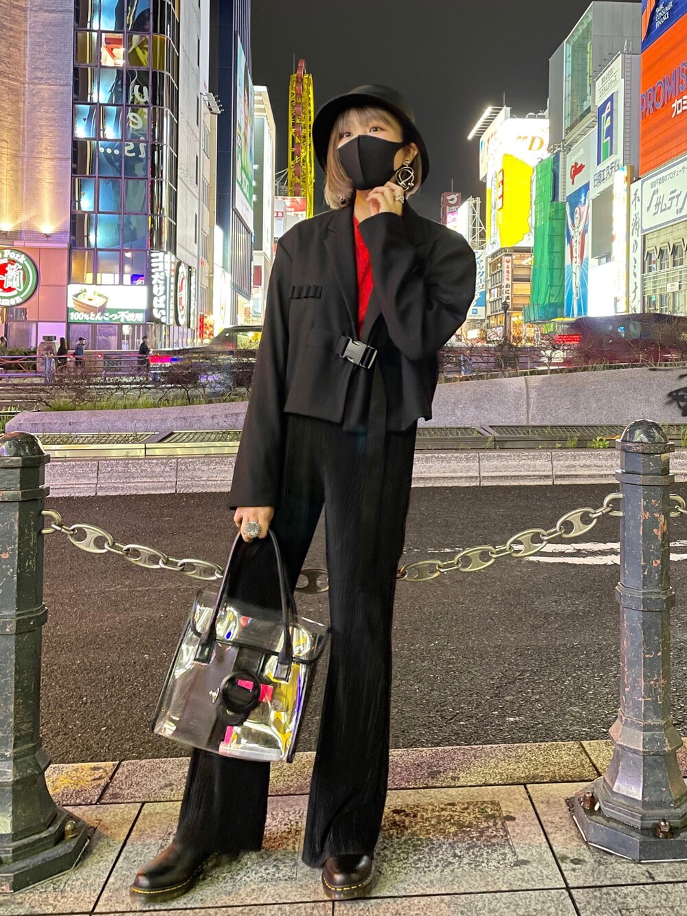 「モードコーデ、モード、レザーハット、ジャケットスタイル、ブラックコーデ、フレアパンツ、韓国ファッション、韓国好きな人と繋がりたい、赤ニット、シルバーアクセサリー」｜「ALANDのアイテム（ジャケット/アウター、ブラック系）」を使った、mino02riさん（レディース・161cm）の春コーディネートの1枚目の写真