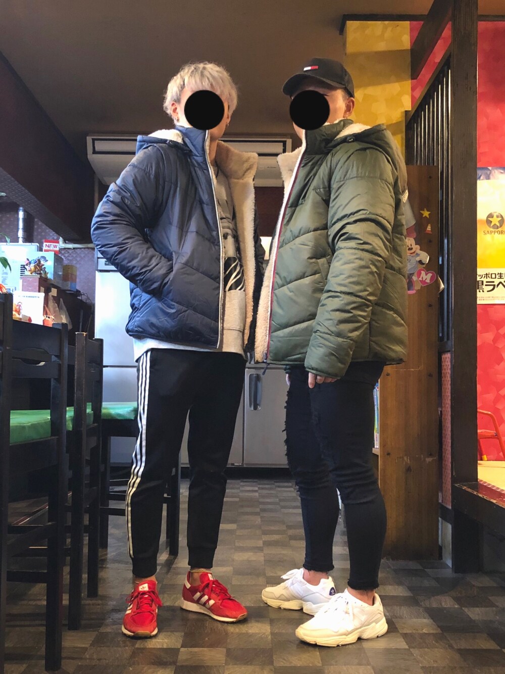 「TOMMY HILFIGER、adidas、ダウンジャケット、冬、スキニーデニム、スニーカー、キャップ、リバーシブル、もこもこ、トラックパンツ」｜「TOMMY HILFIGERのアイテム（ダウンジャケット/コート、ブルー系）」を使った、ぷろていんさん（メンズ・173cm）の冬コーディネートの1枚目の写真