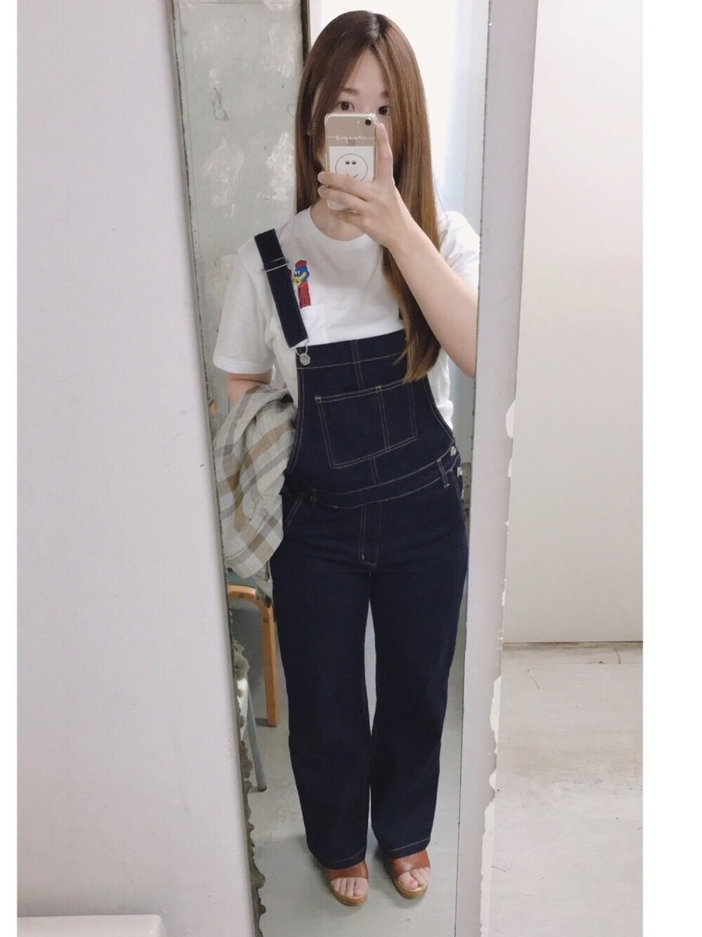 「アイリッシュリネン、UT、オーバーオール」｜「UNIQLOのThe Brands Masterpiece グラフィックT（PEZ・半袖）（Tシャツ/カットソー、ホワイト系）」を使った、mahohoさん（レディース・160cm）の春コーディネートの1枚目の写真
