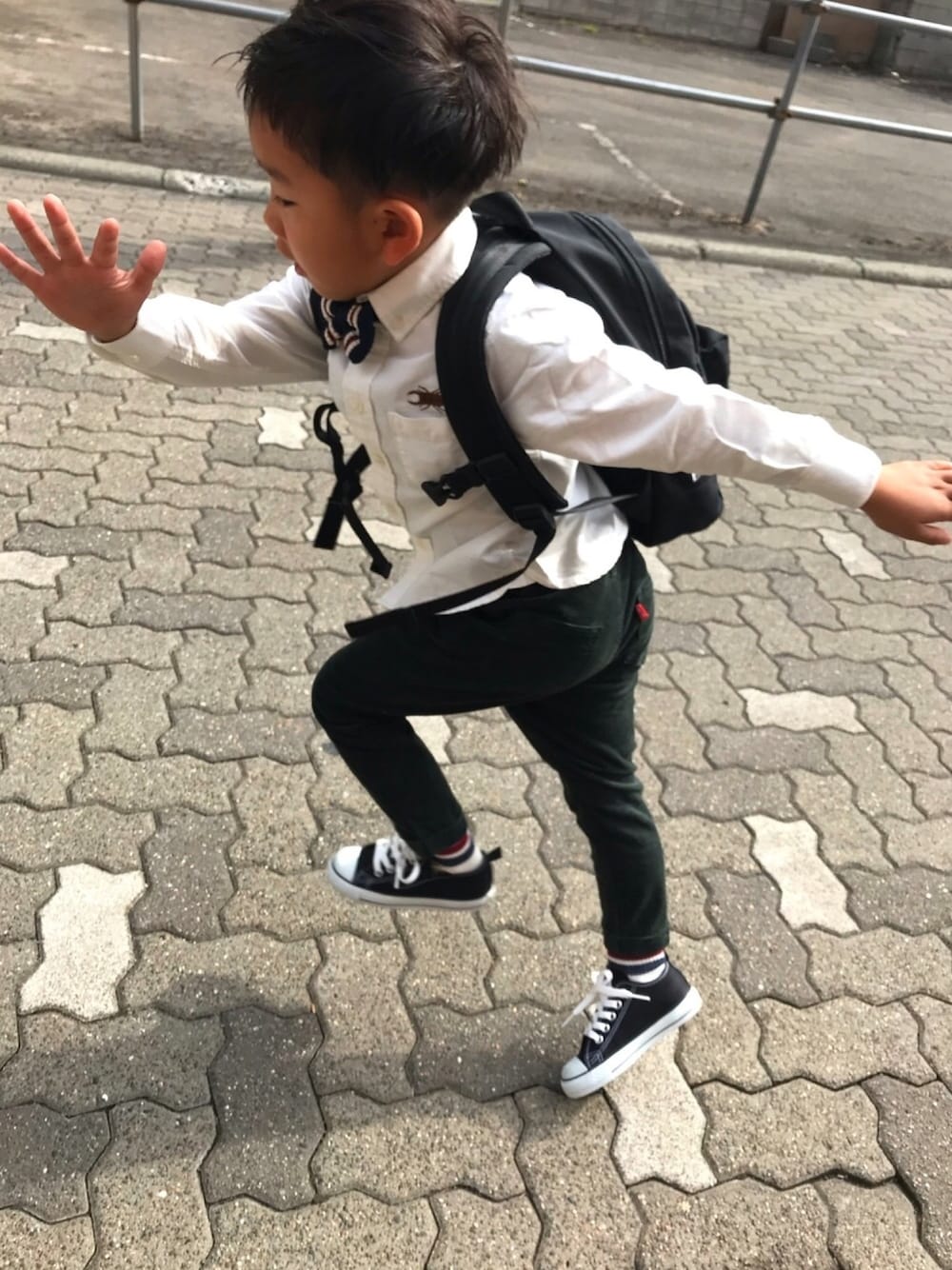 「結婚式、結婚式スタイル、キッズコーデ、きれいめカジュアル、男の子、男の子コーデ、おめかしコーデ、5歳、オールスター、ヘアセット」｜「NEW ERAのニューエラ キッズ リュック 11L ライトパック NEW ERA KIDS（バックパック/リュック、ブラック系）」を使った、Syuuuuuto さん（キッズ・110cm）の秋コーディネートの1枚目の写真