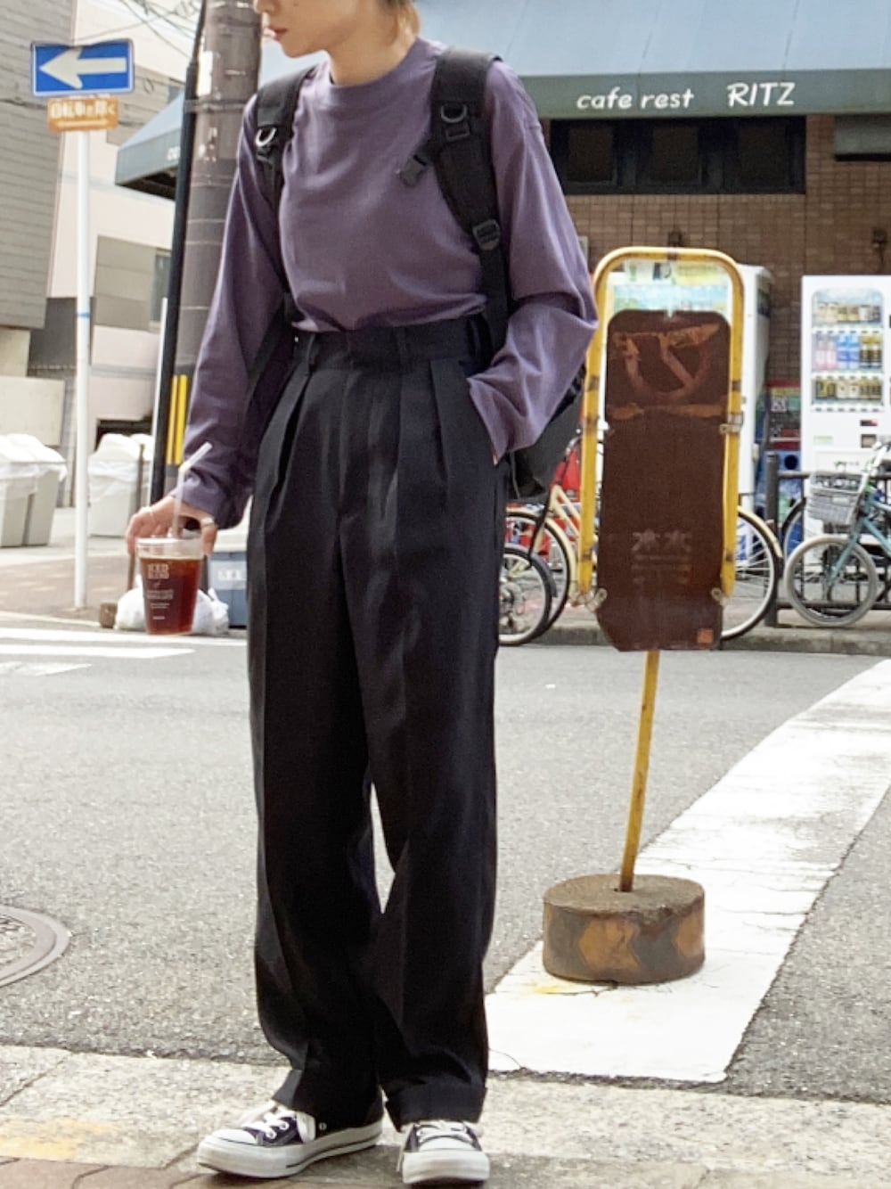 ブラック系のその他パンツ、パープル系のTシャツ/カットソー、ブラック系のスニーカーを着用したレディースの秋コーディネートの1枚目の写真