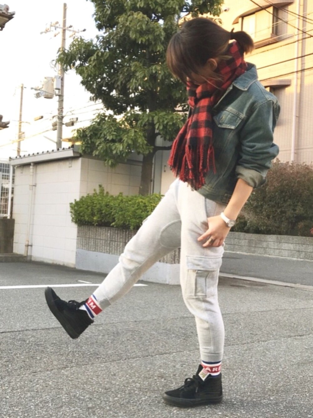 「Gジャン、デニムジャケット、スウェットパンツ、チェック、赤チェック、チェックストール、マフラーぐるぐる、ラインソックス、ハイカットスニーカー、冬コーデ」｜「GUの（GU）スウェットイージーカーゴパンツ（パンツ、グレー系）」を使った、youkiさん（レディース・158cm）の冬コーディネートの1枚目の写真