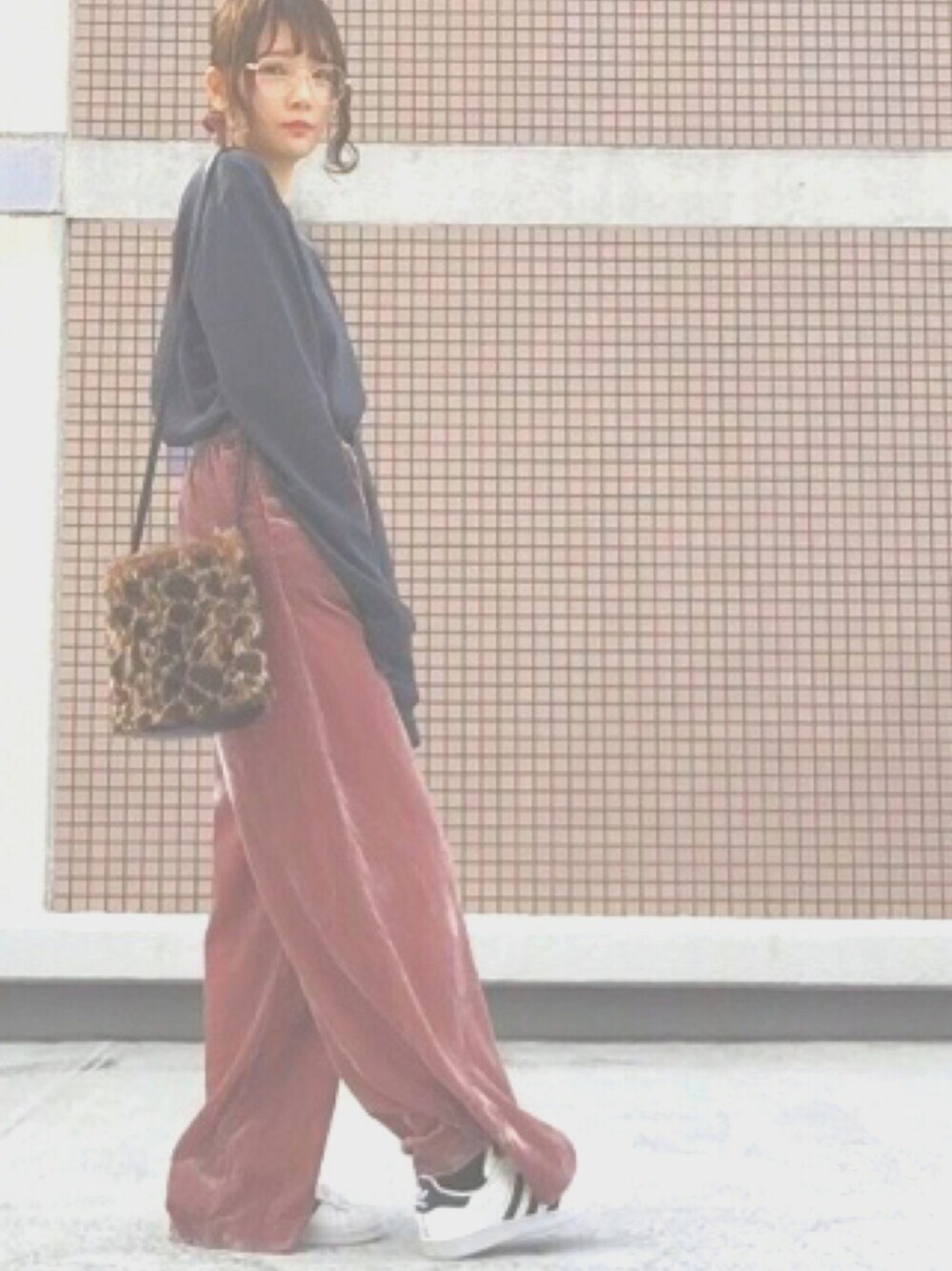 ホワイト系のスニーカー、ピンク系のその他パンツ、その他のショルダーバッグを着用したレディースの秋コーディネートの1枚目の写真