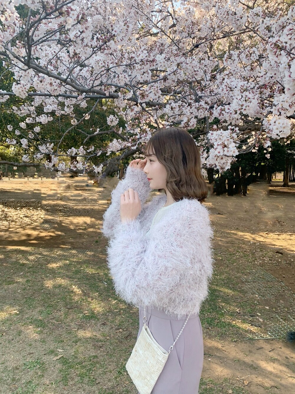 「ゆるコーデ、はるコーデ、ピンクコーデ、ワントーンコーデ、ハイウエストパンツ、カーディガン、オトナカジュアル、春コーデ、桜」｜「FURFURのミックスハンドカーディガン（ニット/セーター、パープル系）」を使った、Rieさん（レディース・168cm）の春コーディネートの1枚目の写真