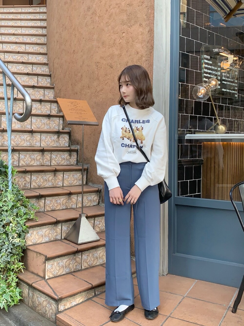 「スラックス、オトナカジュアル、スウェット、ボリューム袖、ハイウエスト、ワイドパンツ、ゆるコーデ、春コーデ、プリントT、バレエシューズ」｜「Charles Chatonのbig arm sweatshirts（Tシャツ/カットソー、ホワイト系）」を使った、Rieさん（レディース・168cm）の春コーディネートの1枚目の写真