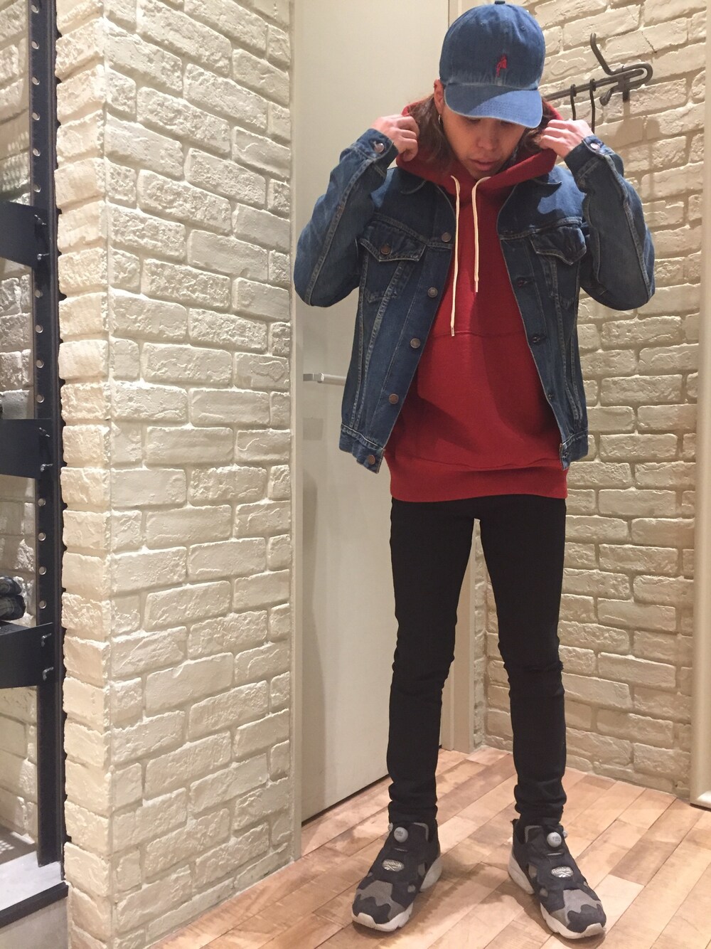 「ヒステリックグラマー、Hysteric Glamour、キャップ、パーカー、フーディー、Gジャン、定番」｜「HYSTERIC GLAMOURのDEVIL WOMAN刺繍 DENIMキャップ（キャップ、ブルー系）」を使った、kyoheiさん（メンズ・163cm）の春コーディネートの1枚目の写真