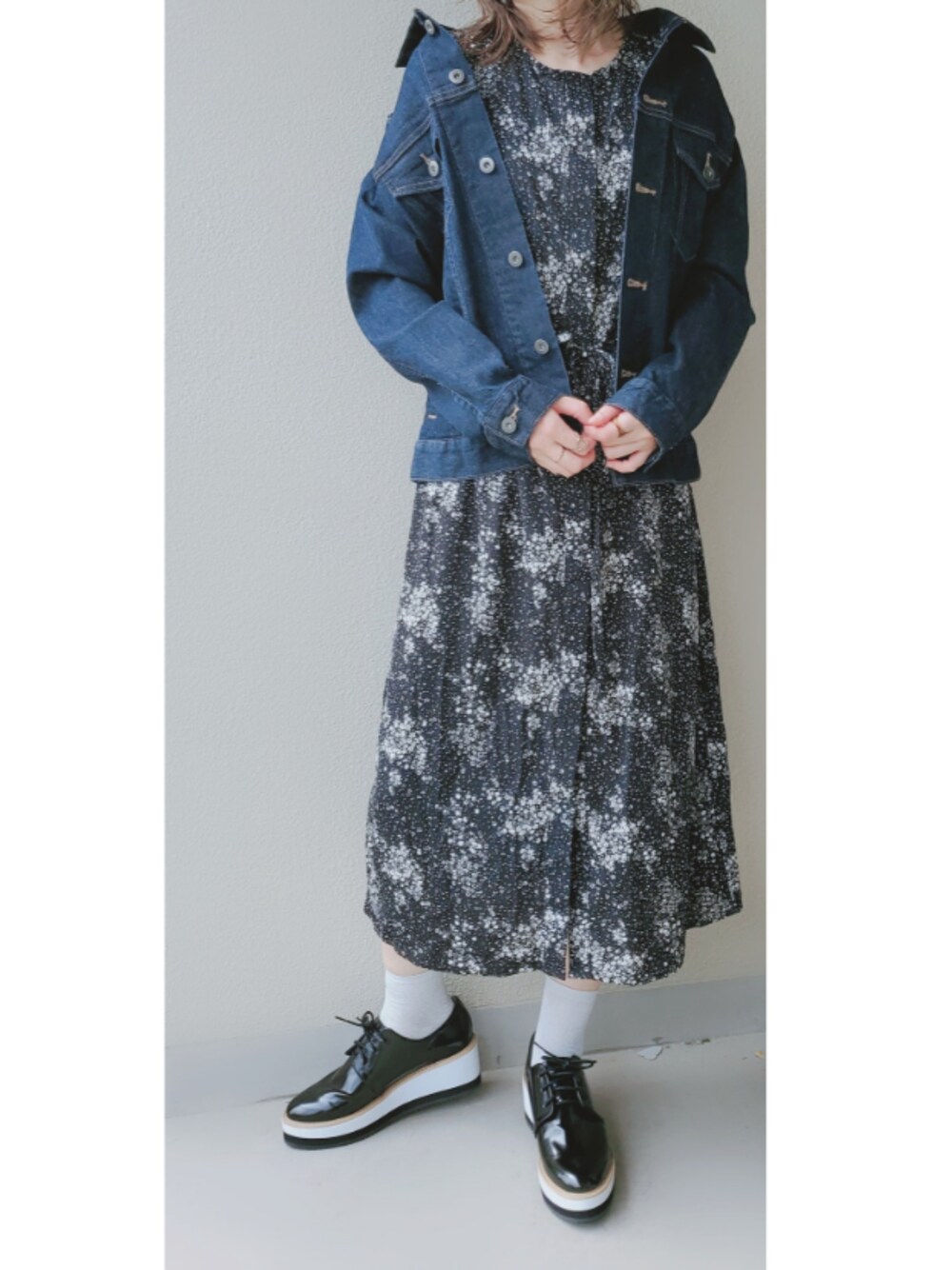 ブラック系のワンピース/ドレス、ブルー系のデニムジャケット、ブルー系のデニムジャケットを着用したレディースの秋コーディネートの1枚目の写真