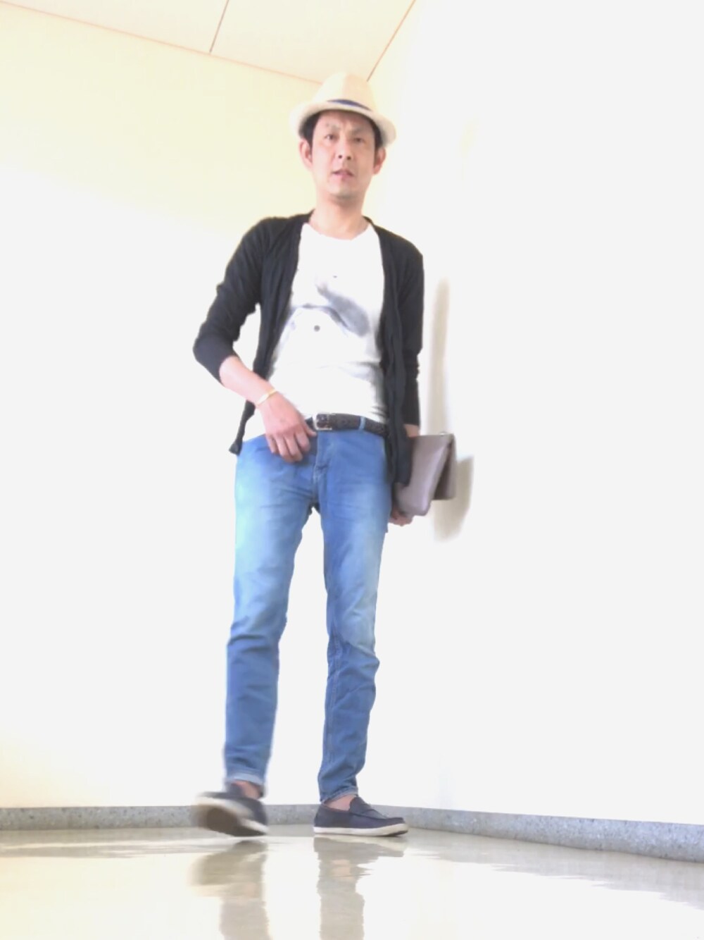 「ハット、オトナカジュアル、きれいめカジュアル」｜「ATTACHMENTのアイテム（Tシャツ/カットソー、ホワイト系）」を使った、英麿さん（メンズ・182cm）の春コーディネートの1枚目の写真