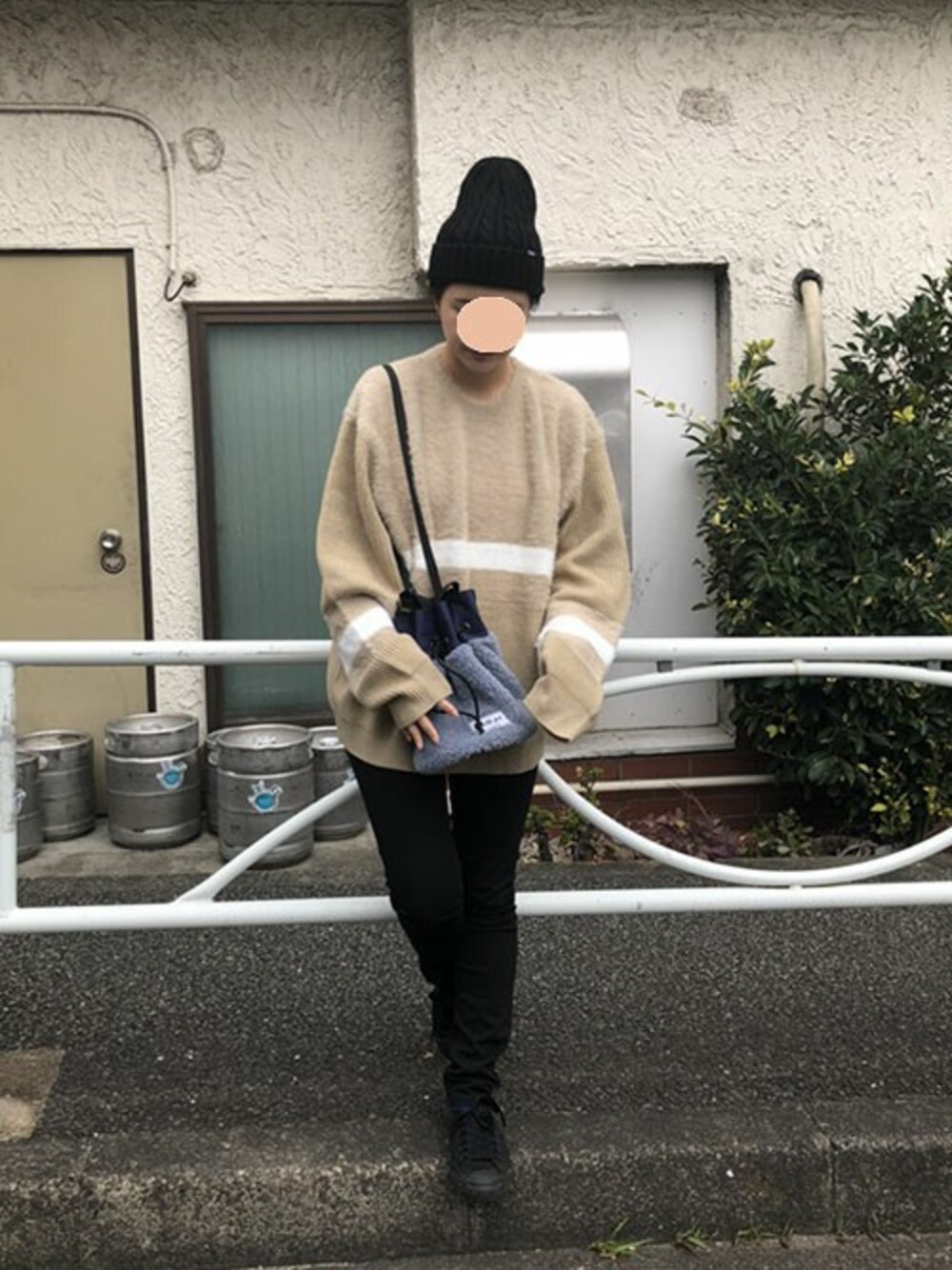 「ニット、カジュアル、ベージュ、キャップ、ストリート、SILAS、きれいめカジュアル、フェザー、カジュアルコーデ、サイラス」｜「SILASのFEATHER KNIT SWITCHING（ニット/セーター、ベージュ系）」を使った、bskbckさん（レディース・155cm）の冬コーディネートの1枚目の写真