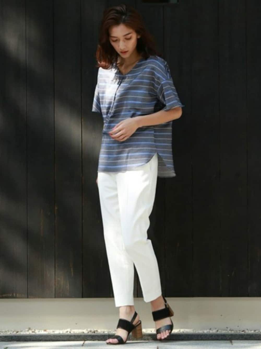 「ベイカーパンツ、LAUTREAMONT ONLINE SHOP(LAUTREAMONT ONLINE SHOP)、マルチボーダー、バイカラーサンダル、LAUTREAMONT、la.f...、フレアスリーブブラウス」｜「la.f…のフレアスリーブレーヨンダンガリーマルチボーダーブラウス（シャツ/ブラウス、ブルー系）」を使った、LAUTREAMONT CO. ONLINE SHOP ZOZOTOWNさん（レディース・160cm）の夏コーディネートの1枚目の写真