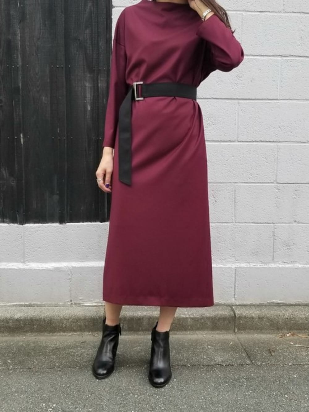 レッド系のワンピースを着用したレディースの秋コーディネートの1枚目の写真