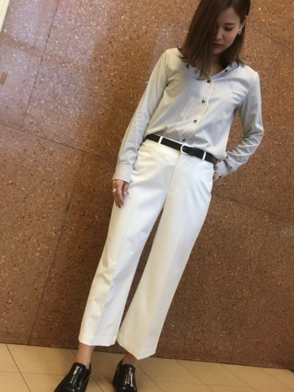 「パンツ、通勤、シャツ、パンツスタイル、ガウチョパンツ、通勤コーデ、LAUTREAMONT ONLINE SHOP(LAUTREAMONT ONLINE SHOP)、la.f...、ラエフ、ラエフ定番アイテム【極】シリーズ」｜「la.f…のノンアイロンベーシックストライプシャツ（シャツ/ブラウス、ホワイト系）」を使った、LAUTREAMONT CO. ONLINE SHOP ZOZOTOWNさん（レディース・160cm）の春コーディネートの1枚目の写真