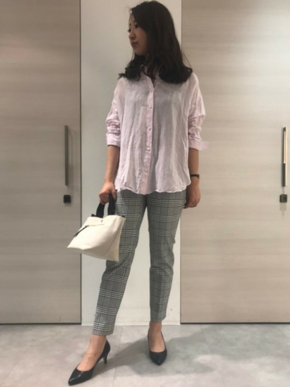 「大人カジュアル、パンツスタイル、大人女子、シャツスタイル、通勤コーデ、シャツコーデ、通勤スタイル、おしゃれさんと繋がりたい、la.f...、ラエフ」｜「la.f…のサフィランリネンレクセルゆったりシャツ（シャツ/ブラウス、ピンク系）」を使った、LAUTREAMONT CO. ONLINE SHOP ZOZOTOWNさん（レディース・166cm）の春コーディネートの1枚目の写真