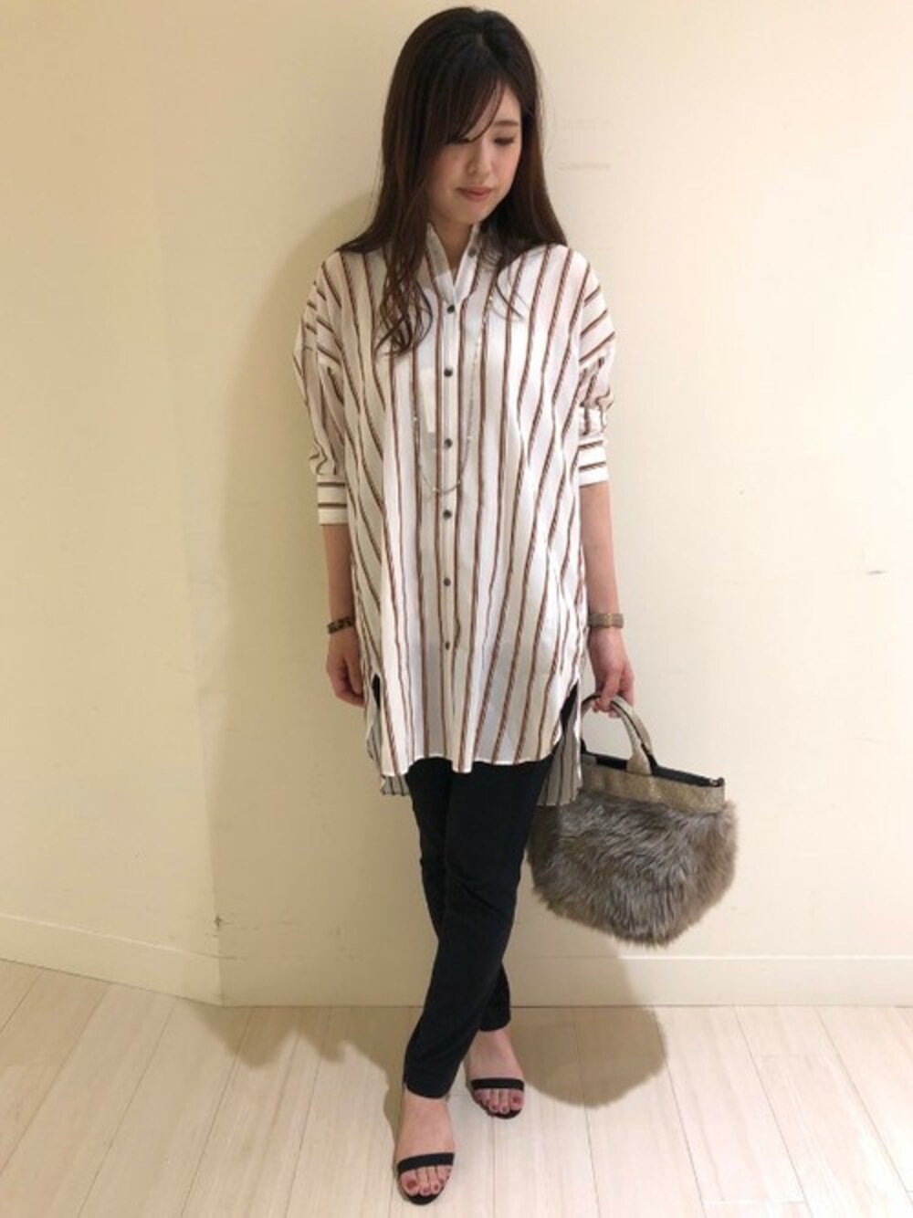 「スキニー、ストライプ、レギンスパンツ、通勤スタイル、出勤コーデ、おしゃれさんと繋がりたい、la.f...、オトナ女子、チュニックシャツ、ラエフ」｜「la.f…のメリルハイテンションスキニーレギンスパンツ（その他パンツ、ブラック系）」を使った、LAUTREAMONT CO. ONLINE SHOP ZOZOTOWNさん（レディース・160cm）の夏コーディネートの1枚目の写真