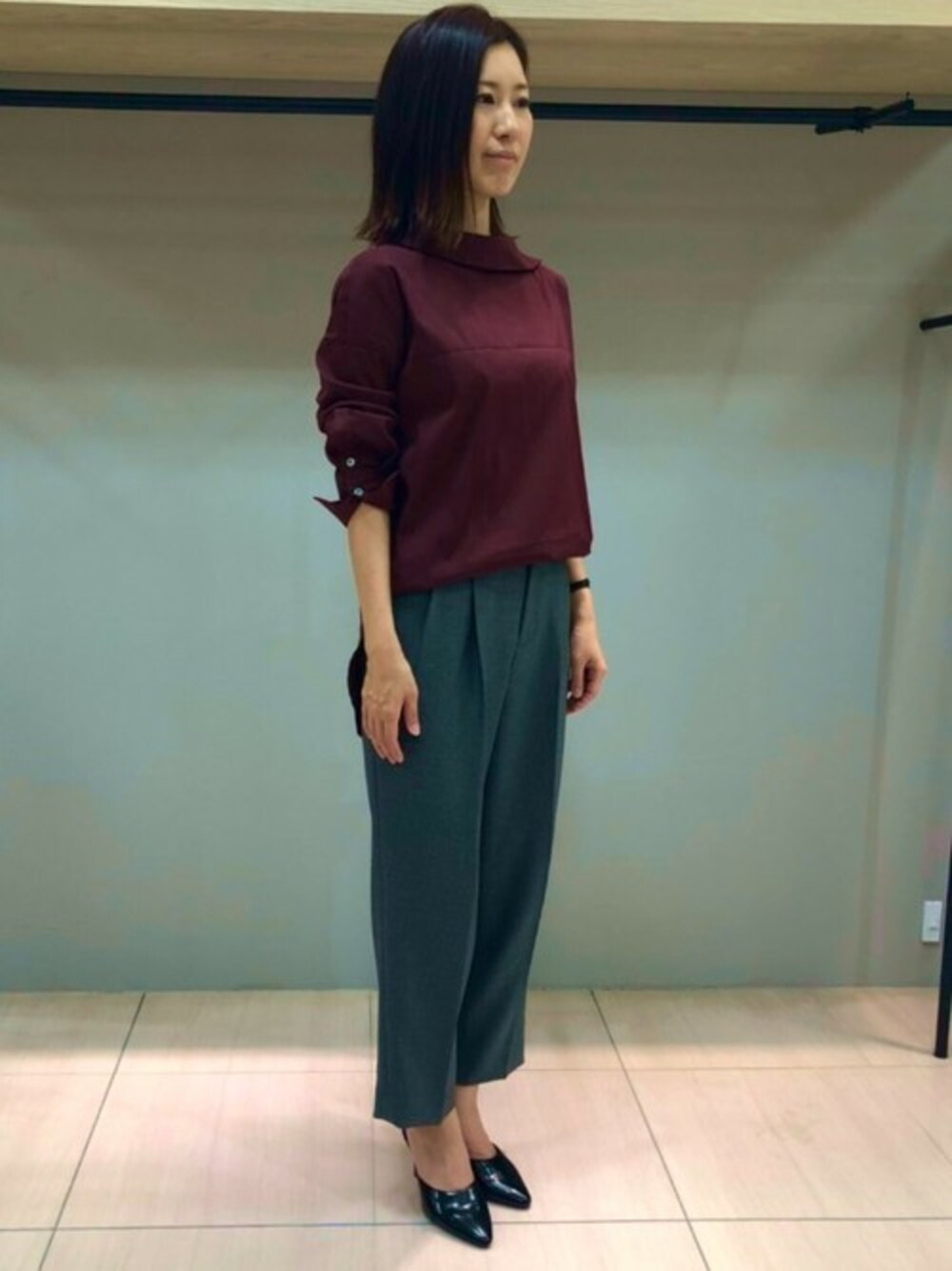 「ブラウス、秋のコーデ、キレイめ、パンツスタイル、出勤コーデ、autumn、la.f...、オトナ女子、ラエフ、ラエフ定番アイテム【極】シリーズ」｜「la.f…のネックディティールおしゃれブラウス（シャツ/ブラウス、レッド系）」を使った、LAUTREAMONT CO. ONLINE SHOP ZOZOTOWNさん（レディース・161cm）の秋コーディネートの1枚目の写真