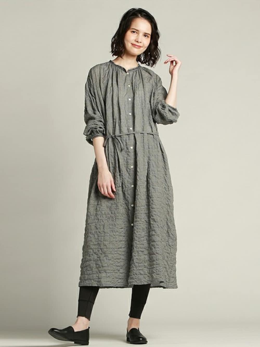 ブラック系のワンピース、グレー系のその他パンツを着用したレディースの秋コーディネートの1枚目の写真