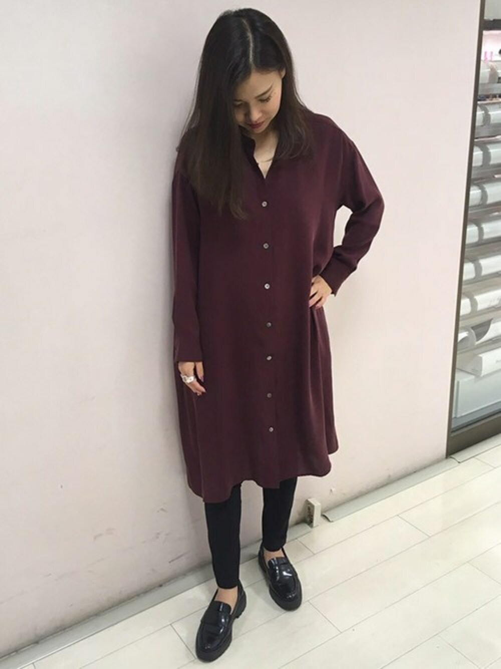 「ワンピース、秋のコーデ、ボルドー、シャツワンピース、大人カジュアル、大人コーデ、autumn、おしゃれさんと繋がりたい、la.f...、ラエフ」｜「la.f…のとろとろロングシャツワンピース（ワンピース、レッド系）」を使った、LAUTREAMONT CO. ONLINE SHOP ZOZOTOWNさん（レディース・163cm）の秋コーディネートの1枚目の写真