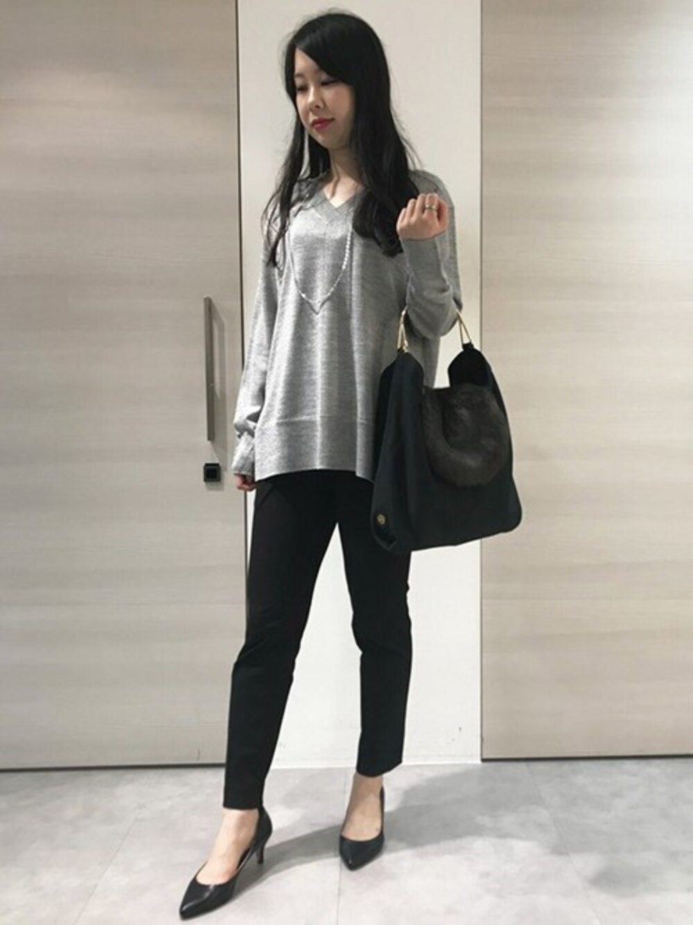 「テーパードパンツ、秋のコーデ、Vネックニット、パンツスタイル、通勤コーデ、おしゃれさんと繋がりたい、la.f...、オトナ女子、ラエフ、ラエフ定番アイテム【極】シリーズ」｜「la.f…の《ラエフ定番アイテム【極】シリーズ》MAHARAJAきれいめVネックニット（ニット/セーター、グレー系）」を使った、LAUTREAMONT CO. ONLINE SHOP ZOZOTOWNさん（レディース・163cm）の秋コーディネートの1枚目の写真