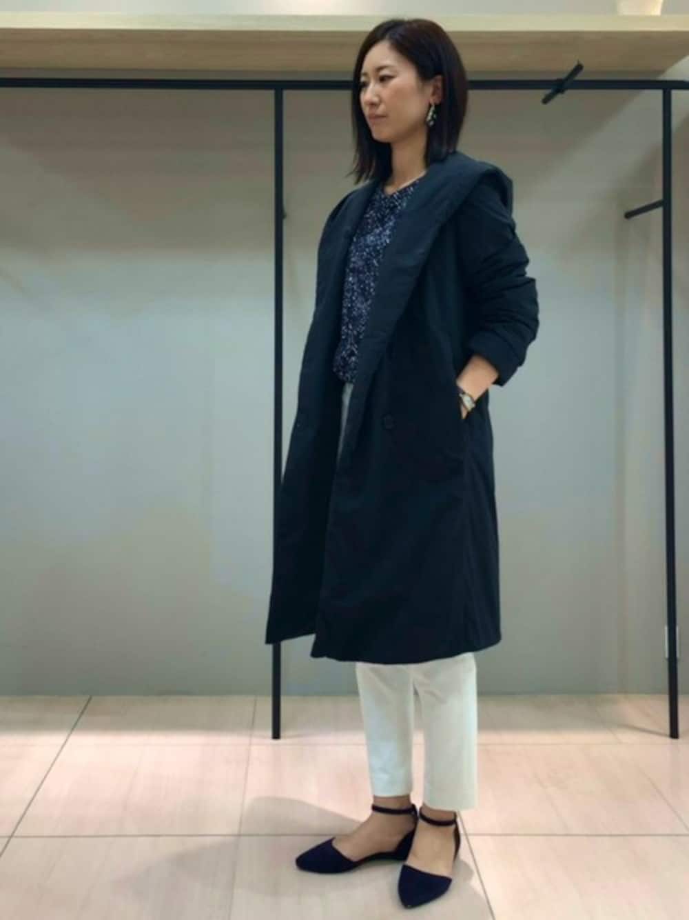 「テーパードパンツ、ブラウス、通勤コーデ、la.f...、ヘリンボン柄、ラエフ、SET UPアイテム、ラエフ定番アイテム【極】シリーズ、THINDOWN、シンダウン」｜「la.f…の《WEB限定先行受注キャンペーン対象商品》《ラエフ定番アイテム【極】シリーズ》THINDOWN ～シンダウン～ フーデッドコート（ダウンジャケット/コート、ブラック系）」を使った、LAUTREAMONT CO. ONLINE SHOP ZOZOTOWNさん（レディース・161cm）の秋コーディネートの1枚目の写真