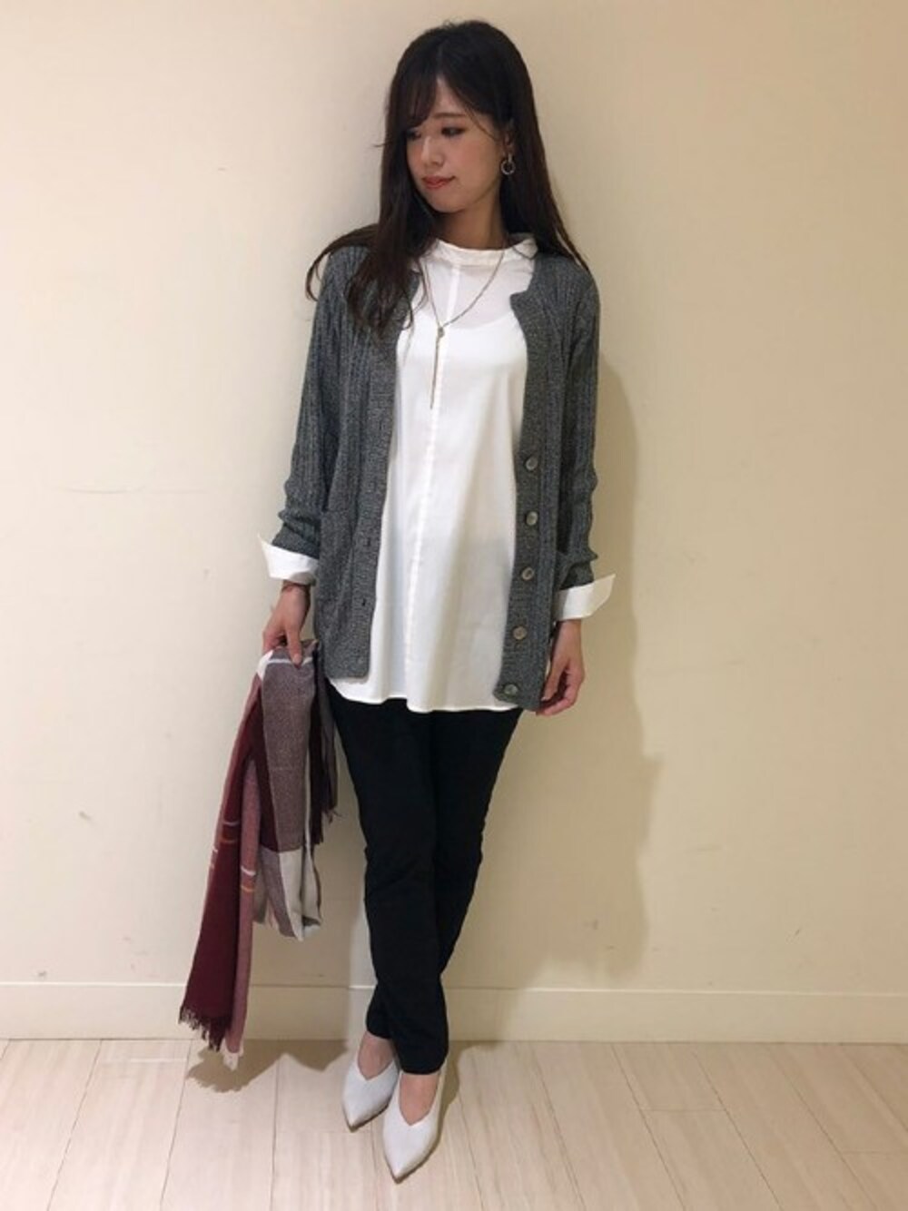 「カーディガン、シンプル、チェックストール、ロングシャツ、オトナカジュアル、おしゃれさんと繋がりたい、la.f...、オトナ女子、ラエフ、ラエフ定番アイテム【極】シリーズ」｜「la.f…のアウトラストニットカーディガン（ニット/セーター、ブラック系）」を使った、LAUTREAMONT CO. ONLINE SHOP ZOZOTOWNさん（レディース・160cm）の秋コーディネートの1枚目の写真